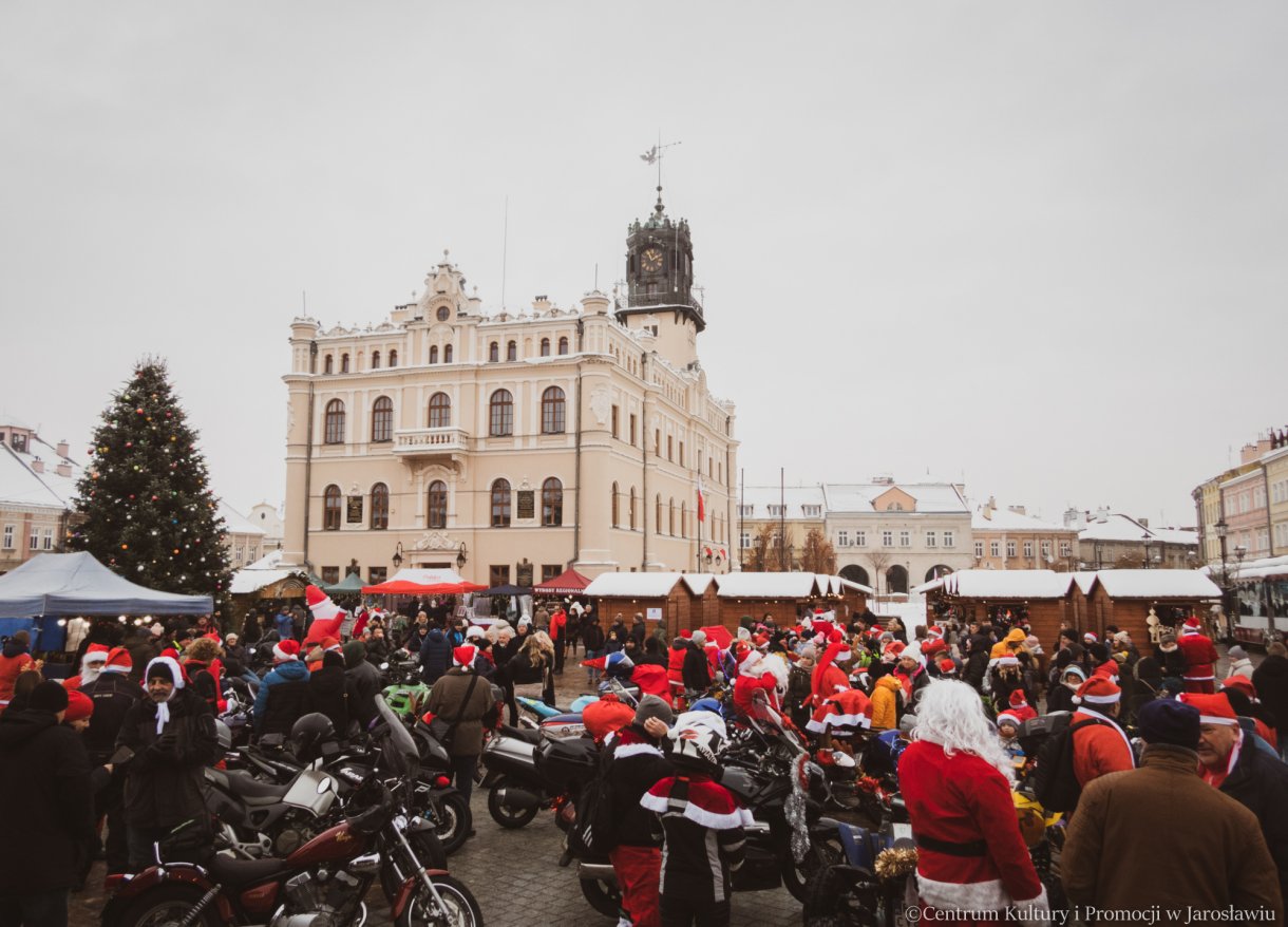motomikołaje Jarmark Bożonarodzeniowy 2023 w tle ratusz