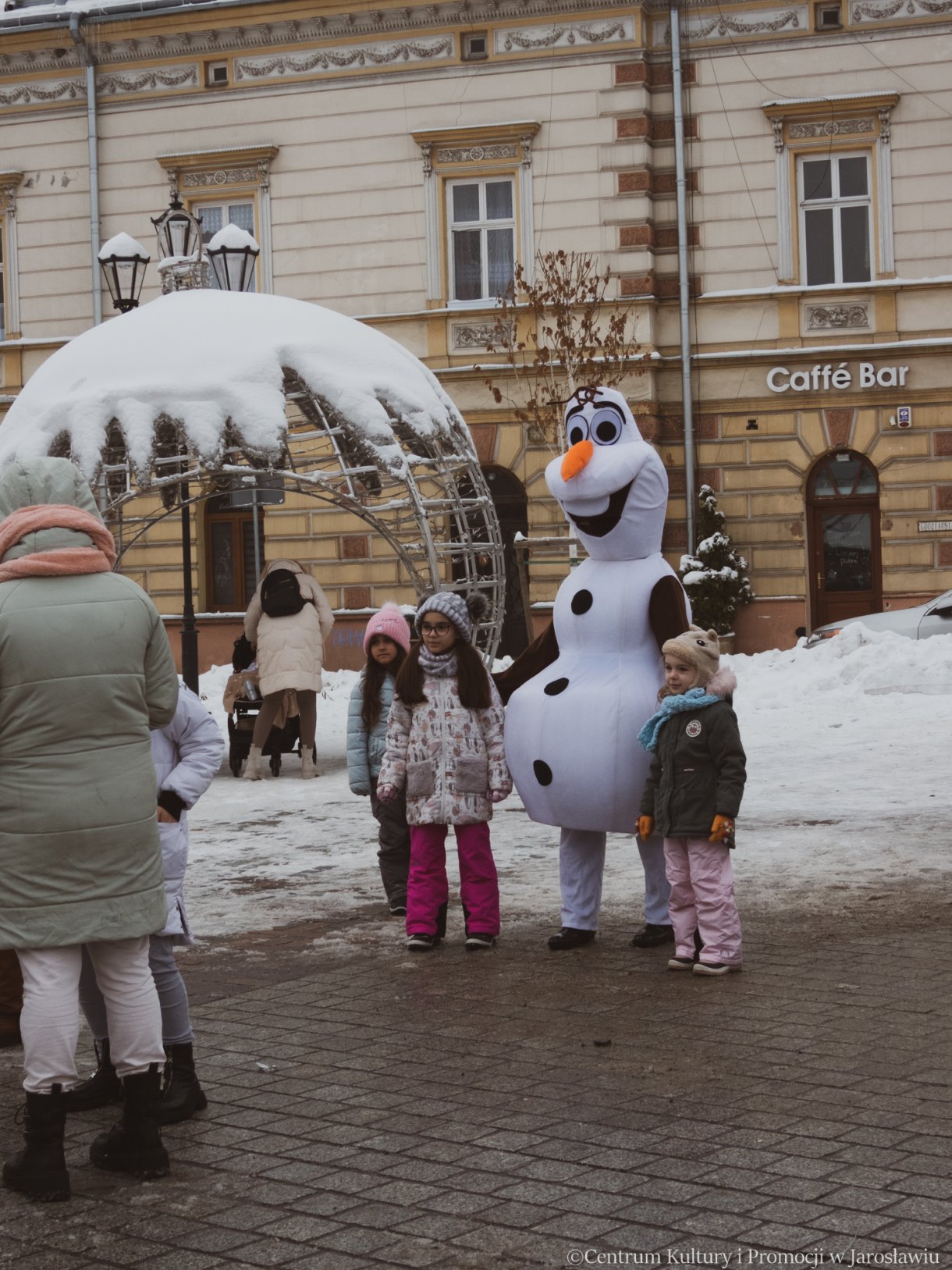 animator podczas Jarmarku Bożonarodzeniowego 2023 przebrany za Olafa