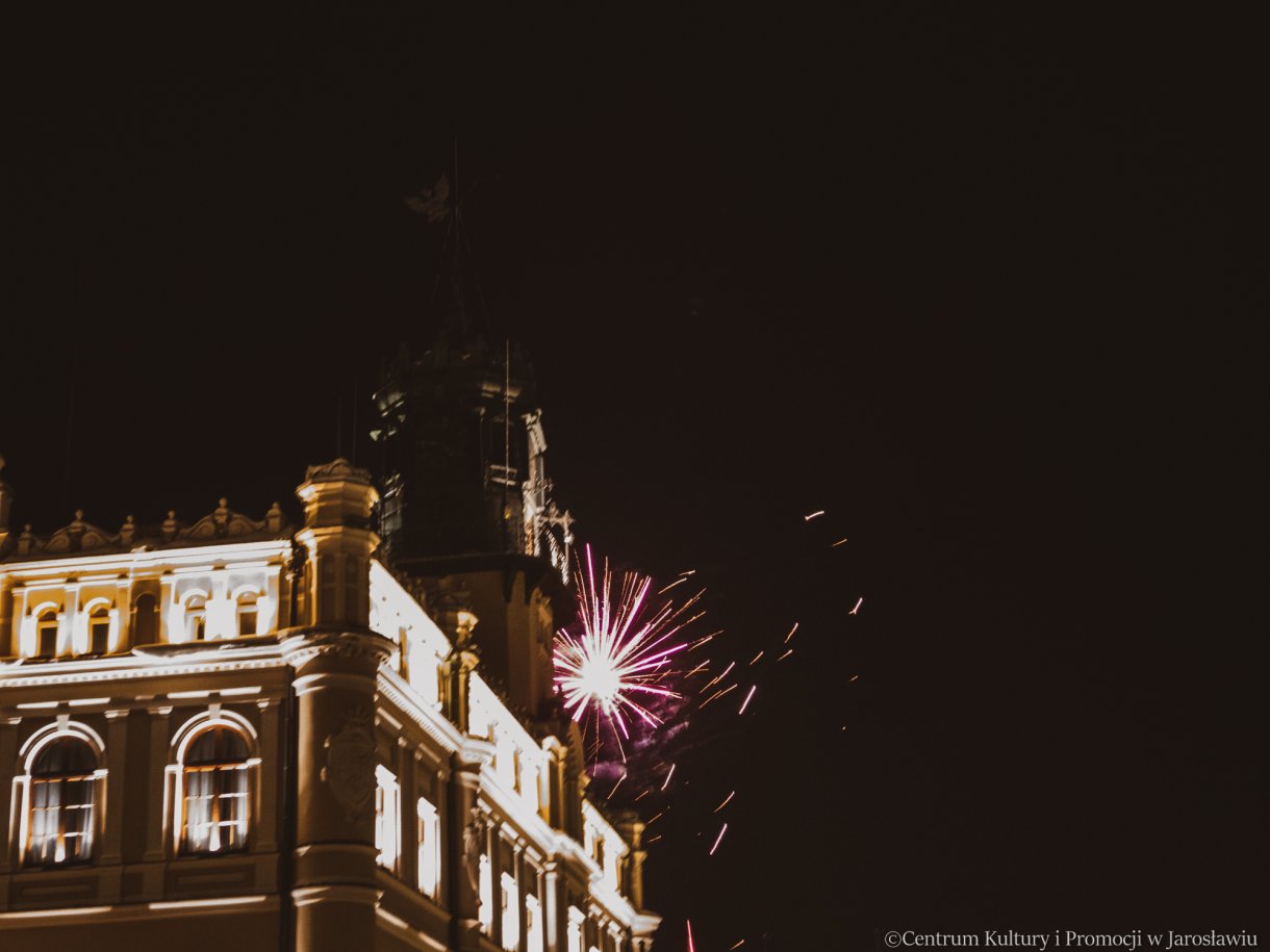 ratusz w tle fajerwerki