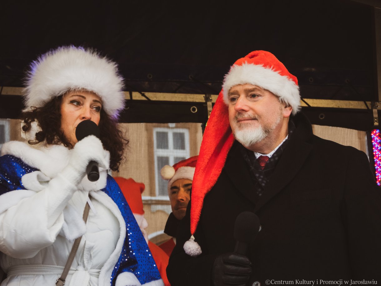 prowadząca Jarmark Bozonarodzeniowy 2023 i burmistrz miasta jarosławia