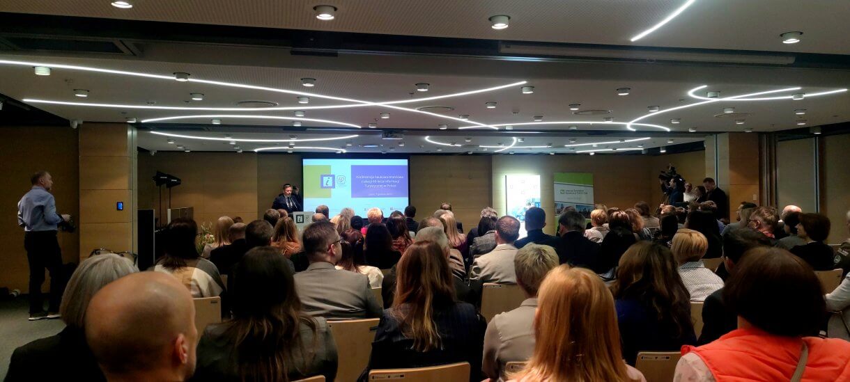 jubileuszowa gala z okazji 60-lecia informacji turystycznej w Polsce - przedstawicielki CIT w Jarosławiu prowadzą prezentację