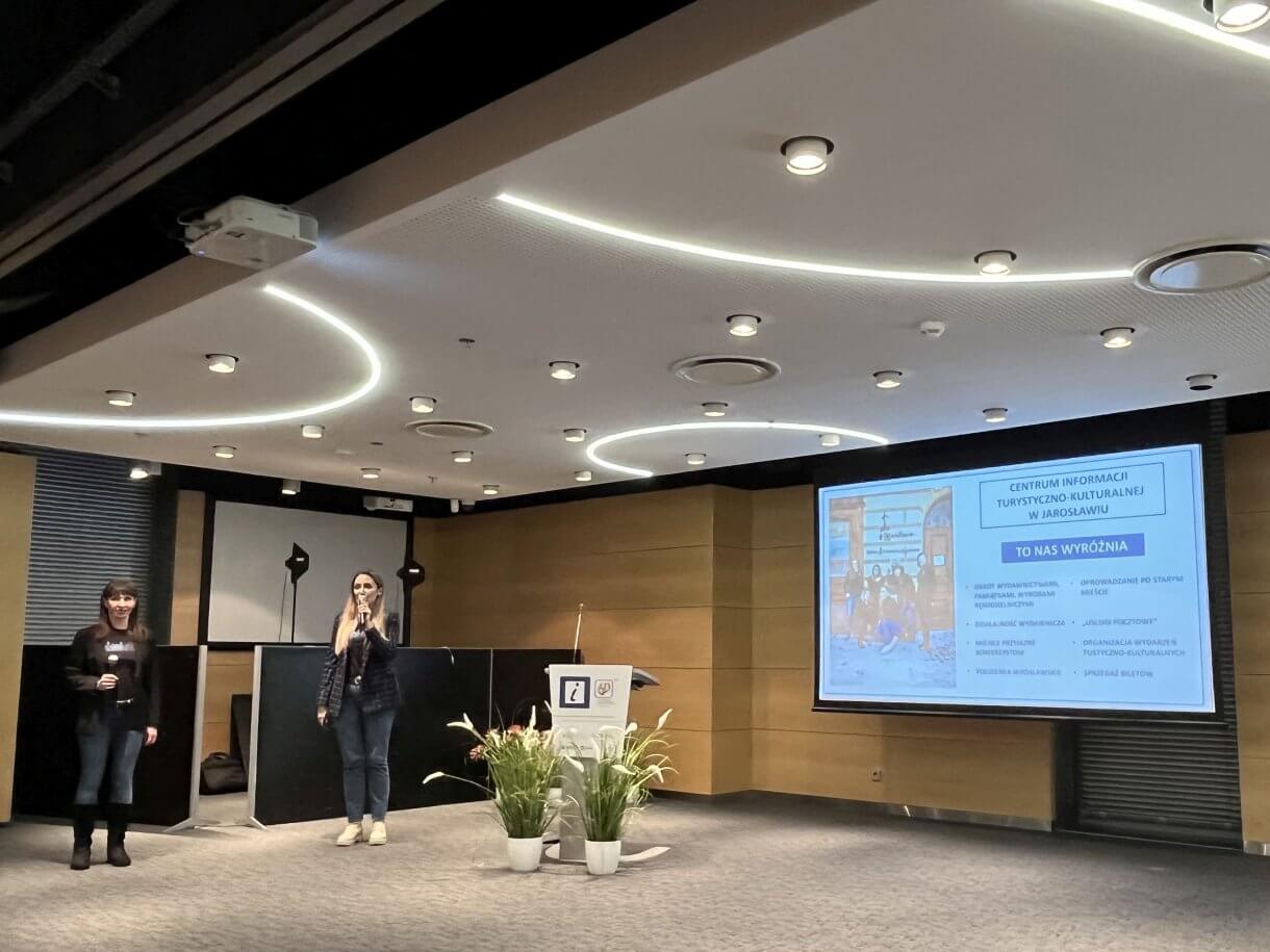 jubileuszowa gala z okazji 60-lecia informacji turystycznej w Polsce - przedstawicielki CIT w Jarosławiu prowadzą prezentację