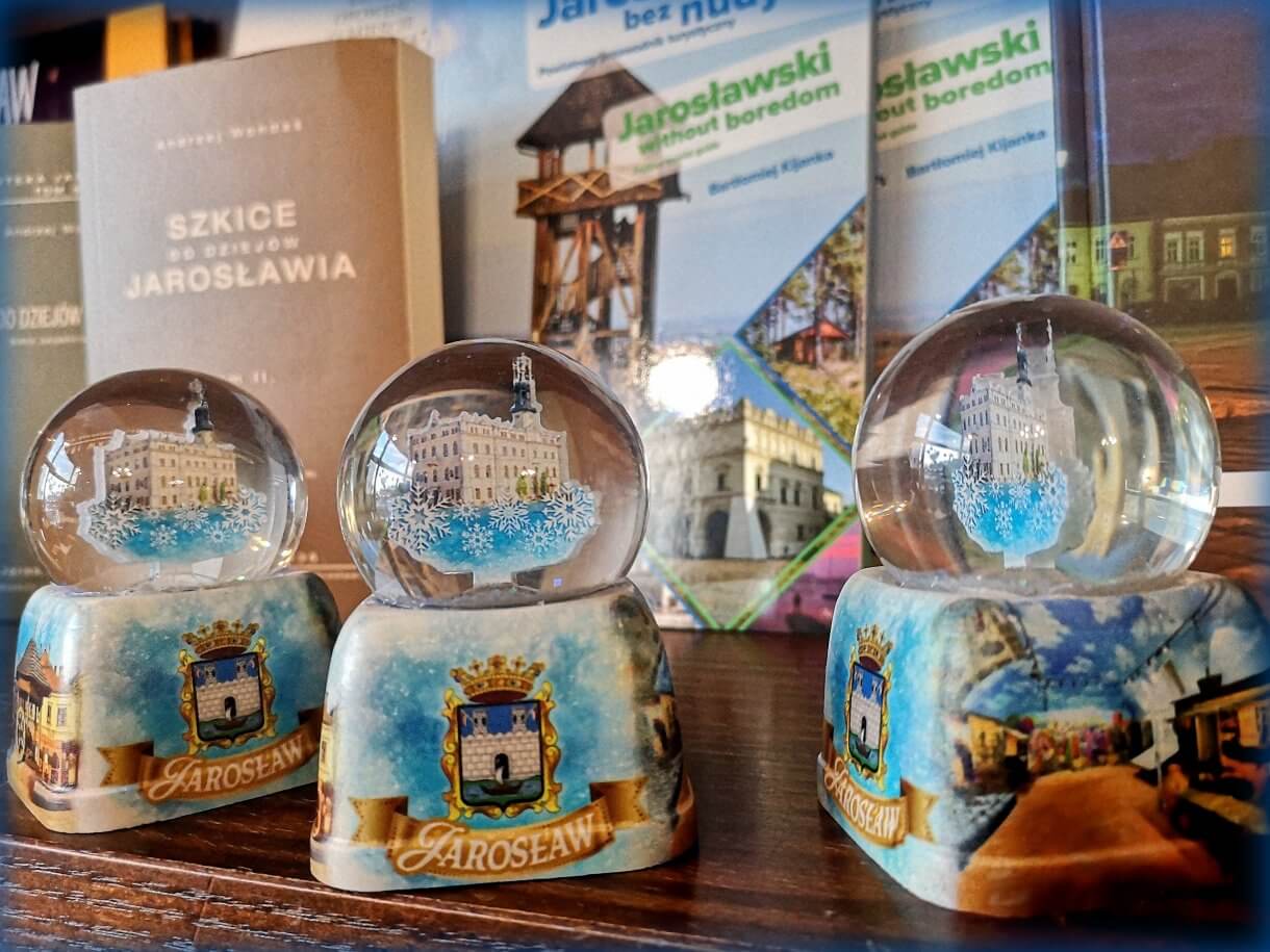 Kula śnieżna z Jarosławia z motywem ratusza wewnątrz. średnica 4 cm – 33 zł.