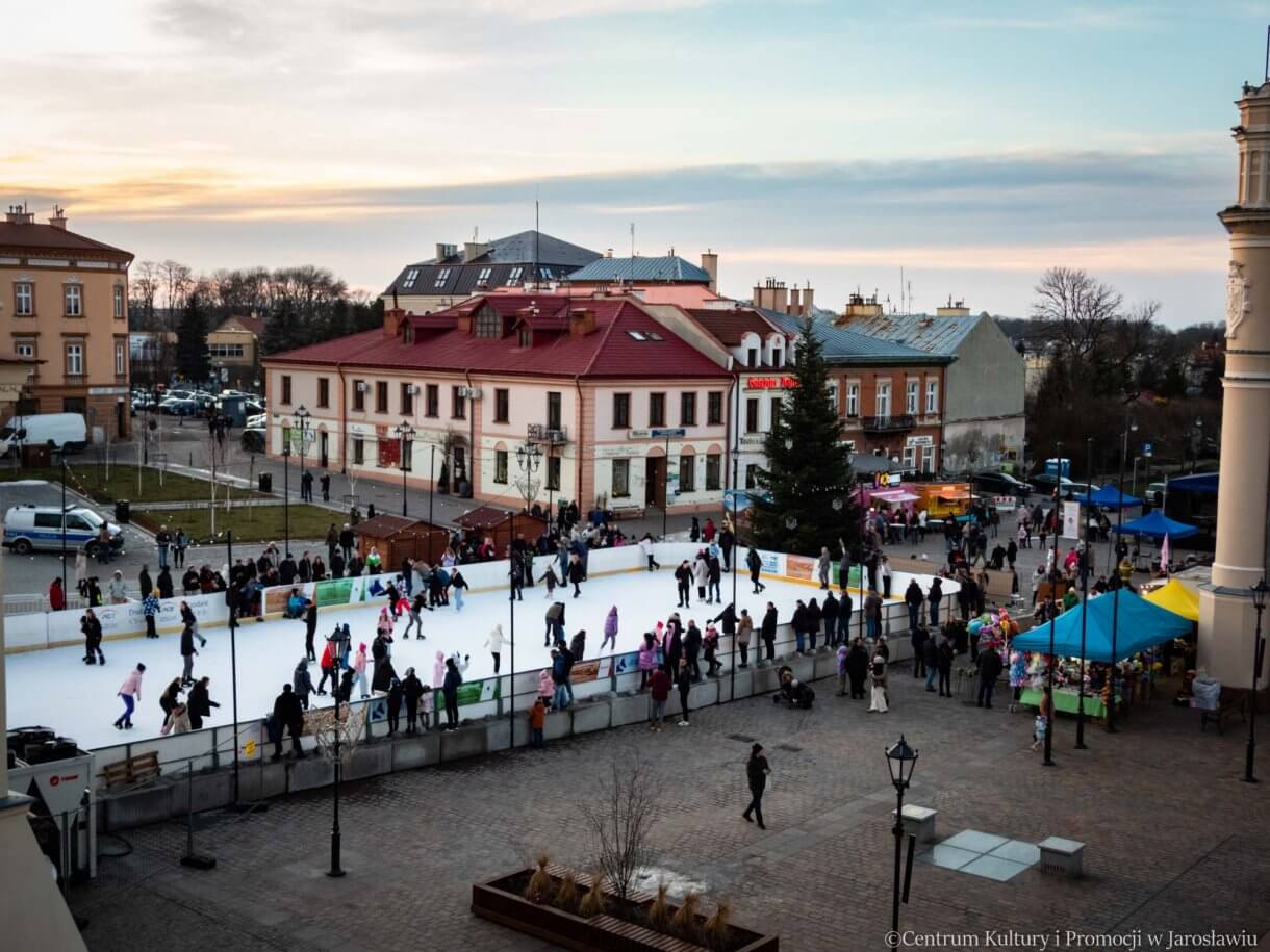 33. Finał WOŚP widok na lodowisko i strefę finału