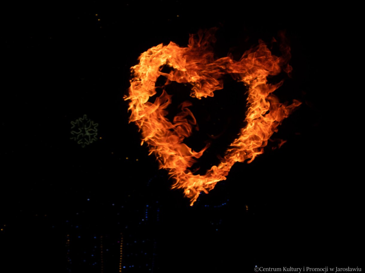 33. Finał WOŚP pokaz ognia - płonące serce