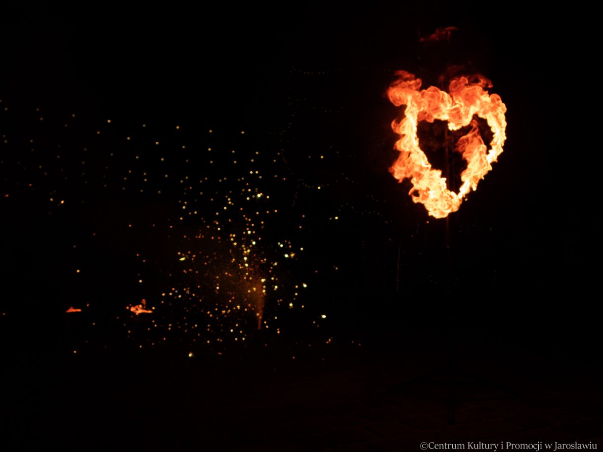 33. Finał WOŚP pokaz ognia - płonące serce