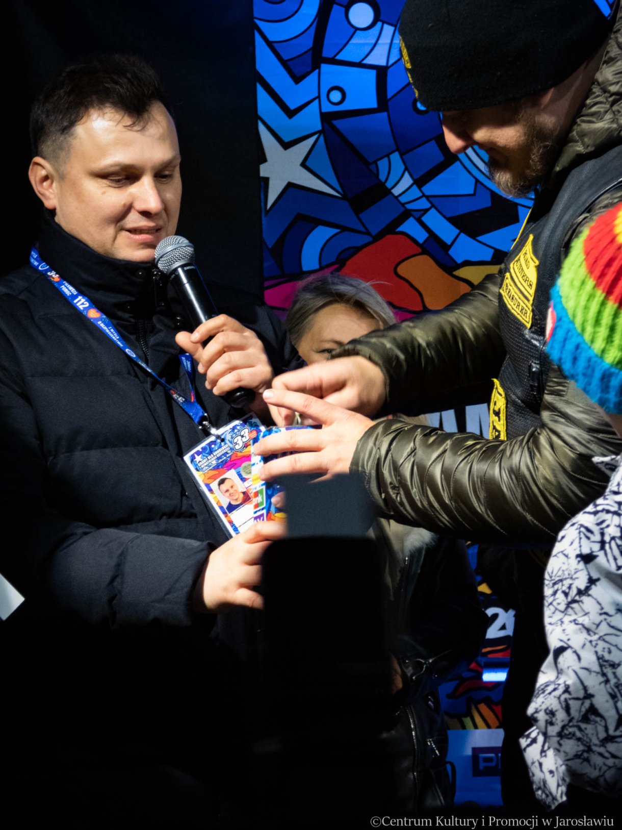 33. Finał WOŚP licytacja na scenie - wrzucanie pieniędzy do puszki