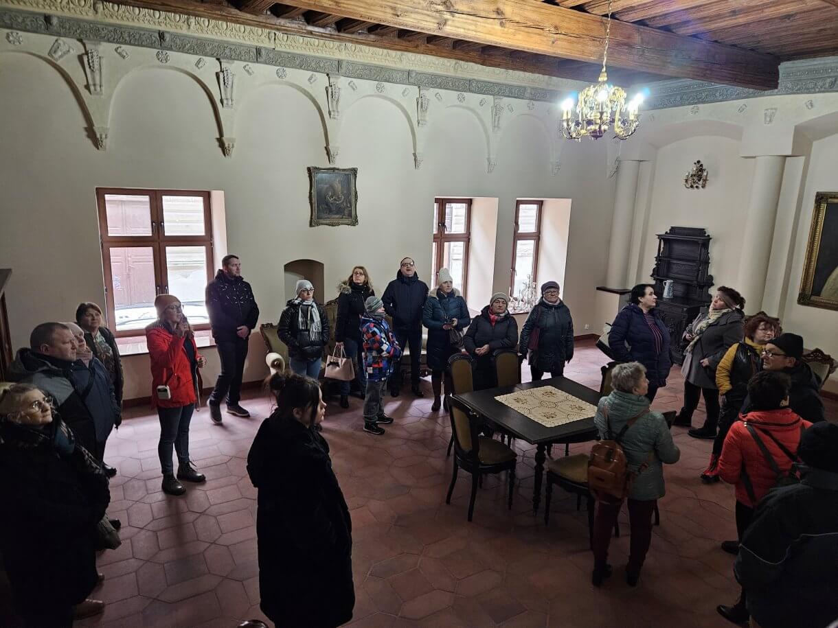 Walentynkowa akcja „Zakochani w Podziemiach i nie tylko…” organizowana przez Centrum Kultury i Promocji w Jarosławiu dobiegła końca. 15 i 16 lutego uczestnicy, pełni romantyzmu i miłości do naszego pięknego miasta, mieli wyjątkową okazję zwiedzać Podziemną Trasę Turystyczną im. prof. Feliksa Zalewskiego, odkrywając tajemnice Podziemi Jarosławskich oraz zobaczyć Salę Ślubów, gdzie zakochani przysięgają sobie miłość. Dodatkową atrakcją była wspinaczka na romantycznie wystrojoną wieżę ratusza. Z jej szczytu roztaczał się zapierający dech widok, stanowiący idealne tło do wspólnego zdjęcia. Podczas wydarzenia odbywały się także spacery po Jarosławiu. Zaznajamiały one z miłością i życiem par związanych z miastem – związkami, które pozostawiły trwały ślad w historii Jarosławia. Dziękujemy wszystkim, którzy wzięli udział w naszych walentynkowych obchodach i zapraszamy na kolejne wydarzenia organizowane przez Centrum Kultury i Promocji w Jarosławiu.