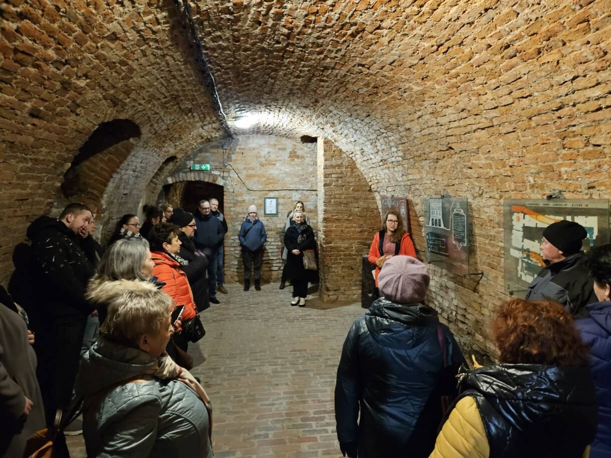 Walentynkowa akcja „Zakochani w Podziemiach i nie tylko…” organizowana przez Centrum Kultury i Promocji w Jarosławiu dobiegła końca. 15 i 16 lutego uczestnicy, pełni romantyzmu i miłości do naszego pięknego miasta, mieli wyjątkową okazję zwiedzać Podziemną Trasę Turystyczną im. prof. Feliksa Zalewskiego, odkrywając tajemnice Podziemi Jarosławskich oraz zobaczyć Salę Ślubów, gdzie zakochani przysięgają sobie miłość. Dodatkową atrakcją była wspinaczka na romantycznie wystrojoną wieżę ratusza. Z jej szczytu roztaczał się zapierający dech widok, stanowiący idealne tło do wspólnego zdjęcia. Podczas wydarzenia odbywały się także spacery po Jarosławiu. Zaznajamiały one z miłością i życiem par związanych z miastem – związkami, które pozostawiły trwały ślad w historii Jarosławia. Dziękujemy wszystkim, którzy wzięli udział w naszych walentynkowych obchodach i zapraszamy na kolejne wydarzenia organizowane przez Centrum Kultury i Promocji w Jarosławiu.