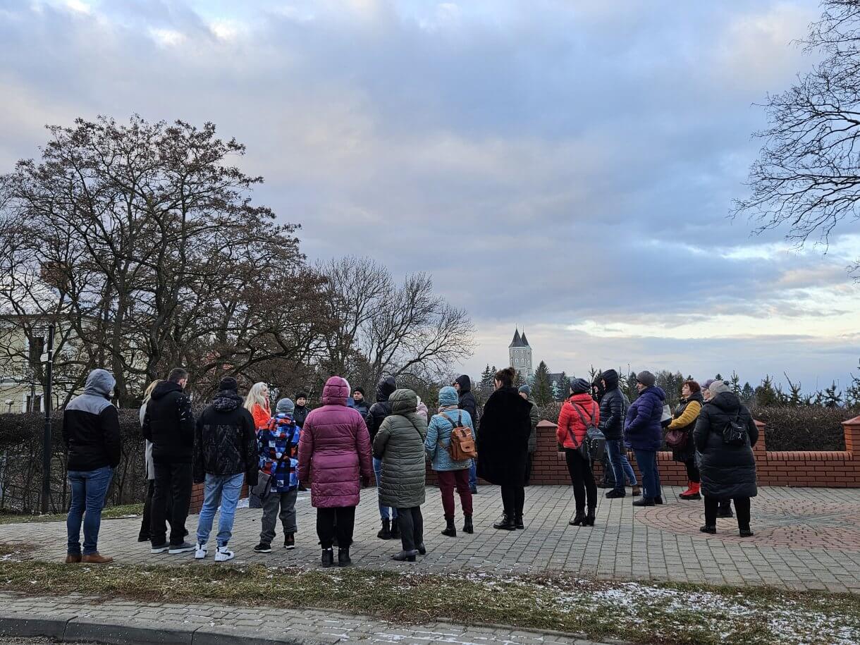 Walentynkowa akcja „Zakochani w Podziemiach i nie tylko…” organizowana przez Centrum Kultury i Promocji w Jarosławiu dobiegła końca. 15 i 16 lutego uczestnicy, pełni romantyzmu i miłości do naszego pięknego miasta, mieli wyjątkową okazję zwiedzać Podziemną Trasę Turystyczną im. prof. Feliksa Zalewskiego, odkrywając tajemnice Podziemi Jarosławskich oraz zobaczyć Salę Ślubów, gdzie zakochani przysięgają sobie miłość. Dodatkową atrakcją była wspinaczka na romantycznie wystrojoną wieżę ratusza. Z jej szczytu roztaczał się zapierający dech widok, stanowiący idealne tło do wspólnego zdjęcia. Podczas wydarzenia odbywały się także spacery po Jarosławiu. Zaznajamiały one z miłością i życiem par związanych z miastem – związkami, które pozostawiły trwały ślad w historii Jarosławia. Dziękujemy wszystkim, którzy wzięli udział w naszych walentynkowych obchodach i zapraszamy na kolejne wydarzenia organizowane przez Centrum Kultury i Promocji w Jarosławiu.