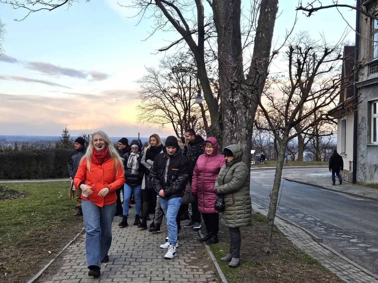 Walentynkowa akcja „Zakochani w Podziemiach i nie tylko…” organizowana przez Centrum Kultury i Promocji w Jarosławiu dobiegła końca. 15 i 16 lutego uczestnicy, pełni romantyzmu i miłości do naszego pięknego miasta, mieli wyjątkową okazję zwiedzać Podziemną Trasę Turystyczną im. prof. Feliksa Zalewskiego, odkrywając tajemnice Podziemi Jarosławskich oraz zobaczyć Salę Ślubów, gdzie zakochani przysięgają sobie miłość. Dodatkową atrakcją była wspinaczka na romantycznie wystrojoną wieżę ratusza. Z jej szczytu roztaczał się zapierający dech widok, stanowiący idealne tło do wspólnego zdjęcia. Podczas wydarzenia odbywały się także spacery po Jarosławiu. Zaznajamiały one z miłością i życiem par związanych z miastem – związkami, które pozostawiły trwały ślad w historii Jarosławia. Dziękujemy wszystkim, którzy wzięli udział w naszych walentynkowych obchodach i zapraszamy na kolejne wydarzenia organizowane przez Centrum Kultury i Promocji w Jarosławiu.