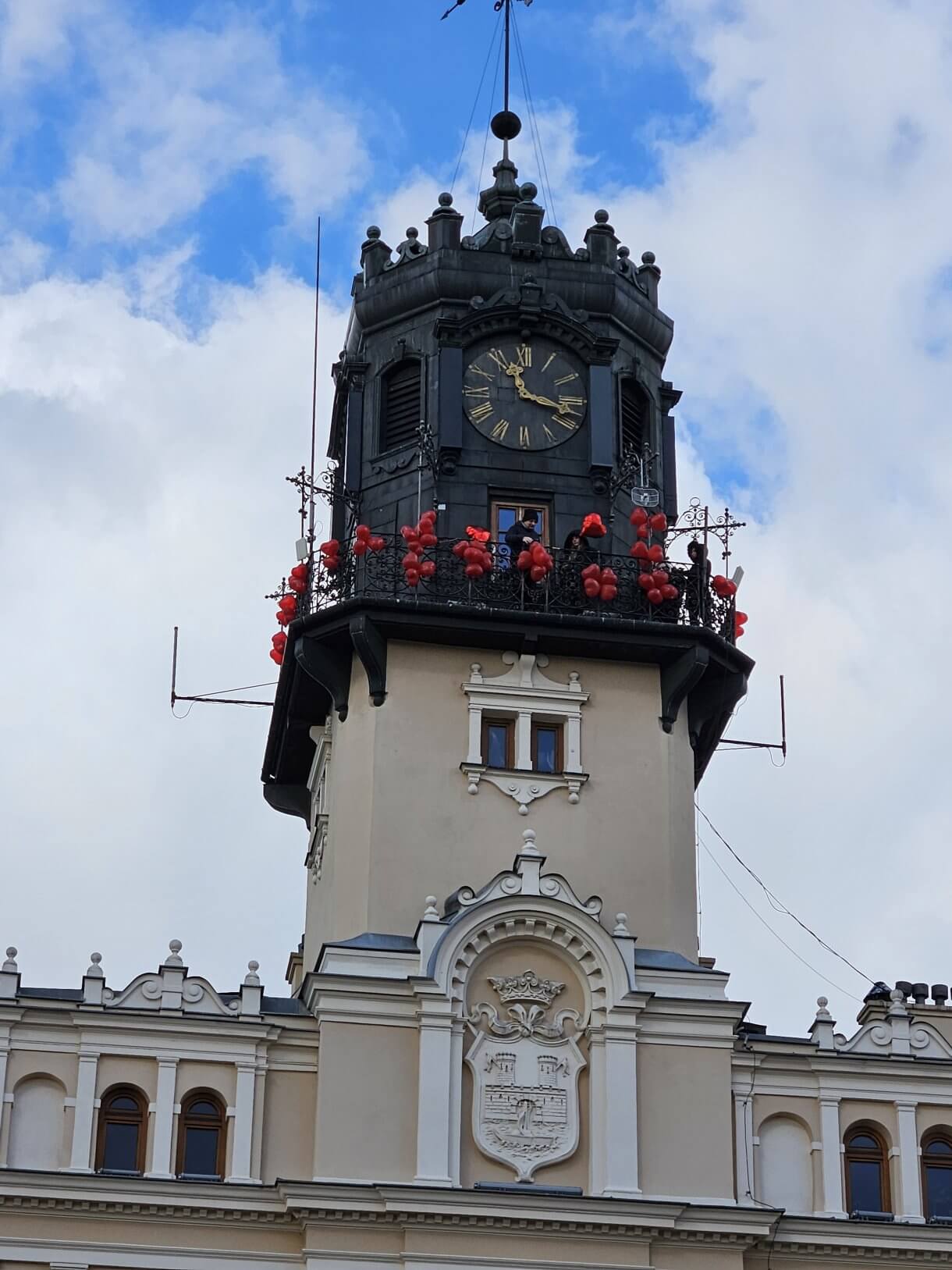 Walentynkowa akcja „Zakochani w Podziemiach i nie tylko…” organizowana przez Centrum Kultury i Promocji w Jarosławiu dobiegła końca. 15 i 16 lutego uczestnicy, pełni romantyzmu i miłości do naszego pięknego miasta, mieli wyjątkową okazję zwiedzać Podziemną Trasę Turystyczną im. prof. Feliksa Zalewskiego, odkrywając tajemnice Podziemi Jarosławskich oraz zobaczyć Salę Ślubów, gdzie zakochani przysięgają sobie miłość. Dodatkową atrakcją była wspinaczka na romantycznie wystrojoną wieżę ratusza. Z jej szczytu roztaczał się zapierający dech widok, stanowiący idealne tło do wspólnego zdjęcia. Podczas wydarzenia odbywały się także spacery po Jarosławiu. Zaznajamiały one z miłością i życiem par związanych z miastem – związkami, które pozostawiły trwały ślad w historii Jarosławia. Dziękujemy wszystkim, którzy wzięli udział w naszych walentynkowych obchodach i zapraszamy na kolejne wydarzenia organizowane przez Centrum Kultury i Promocji w Jarosławiu.