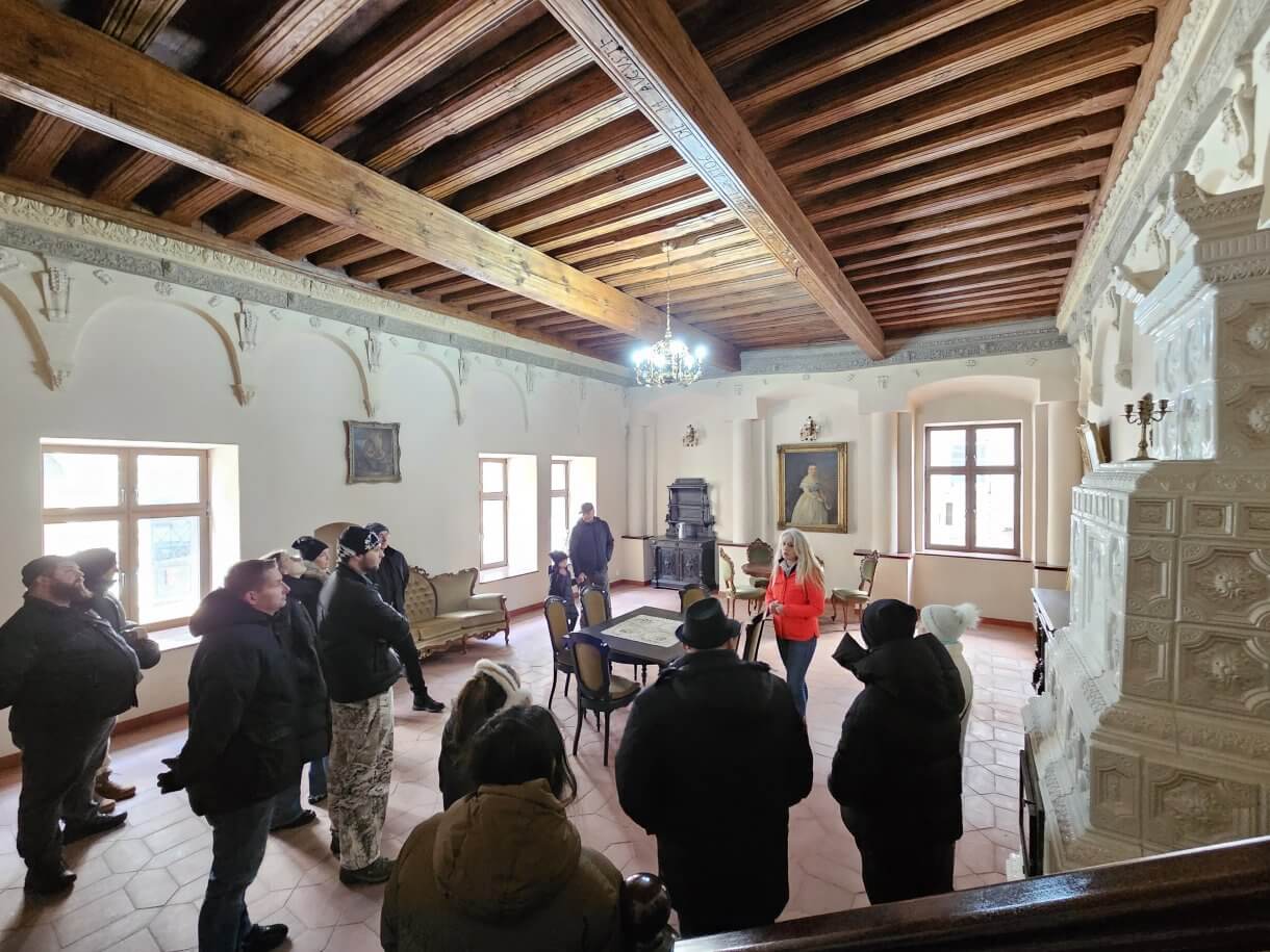 Walentynkowa akcja „Zakochani w Podziemiach i nie tylko…” organizowana przez Centrum Kultury i Promocji w Jarosławiu dobiegła końca. 15 i 16 lutego uczestnicy, pełni romantyzmu i miłości do naszego pięknego miasta, mieli wyjątkową okazję zwiedzać Podziemną Trasę Turystyczną im. prof. Feliksa Zalewskiego, odkrywając tajemnice Podziemi Jarosławskich oraz zobaczyć Salę Ślubów, gdzie zakochani przysięgają sobie miłość. Dodatkową atrakcją była wspinaczka na romantycznie wystrojoną wieżę ratusza. Z jej szczytu roztaczał się zapierający dech widok, stanowiący idealne tło do wspólnego zdjęcia. Podczas wydarzenia odbywały się także spacery po Jarosławiu. Zaznajamiały one z miłością i życiem par związanych z miastem – związkami, które pozostawiły trwały ślad w historii Jarosławia. Dziękujemy wszystkim, którzy wzięli udział w naszych walentynkowych obchodach i zapraszamy na kolejne wydarzenia organizowane przez Centrum Kultury i Promocji w Jarosławiu.