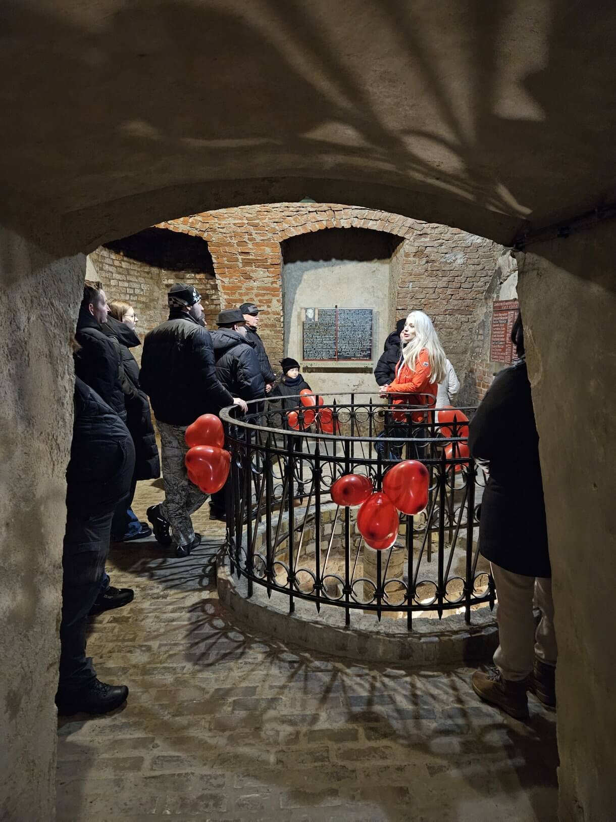 Walentynkowa akcja „Zakochani w Podziemiach i nie tylko…” organizowana przez Centrum Kultury i Promocji w Jarosławiu dobiegła końca. 15 i 16 lutego uczestnicy, pełni romantyzmu i miłości do naszego pięknego miasta, mieli wyjątkową okazję zwiedzać Podziemną Trasę Turystyczną im. prof. Feliksa Zalewskiego, odkrywając tajemnice Podziemi Jarosławskich oraz zobaczyć Salę Ślubów, gdzie zakochani przysięgają sobie miłość. Dodatkową atrakcją była wspinaczka na romantycznie wystrojoną wieżę ratusza. Z jej szczytu roztaczał się zapierający dech widok, stanowiący idealne tło do wspólnego zdjęcia. Podczas wydarzenia odbywały się także spacery po Jarosławiu. Zaznajamiały one z miłością i życiem par związanych z miastem – związkami, które pozostawiły trwały ślad w historii Jarosławia. Dziękujemy wszystkim, którzy wzięli udział w naszych walentynkowych obchodach i zapraszamy na kolejne wydarzenia organizowane przez Centrum Kultury i Promocji w Jarosławiu.