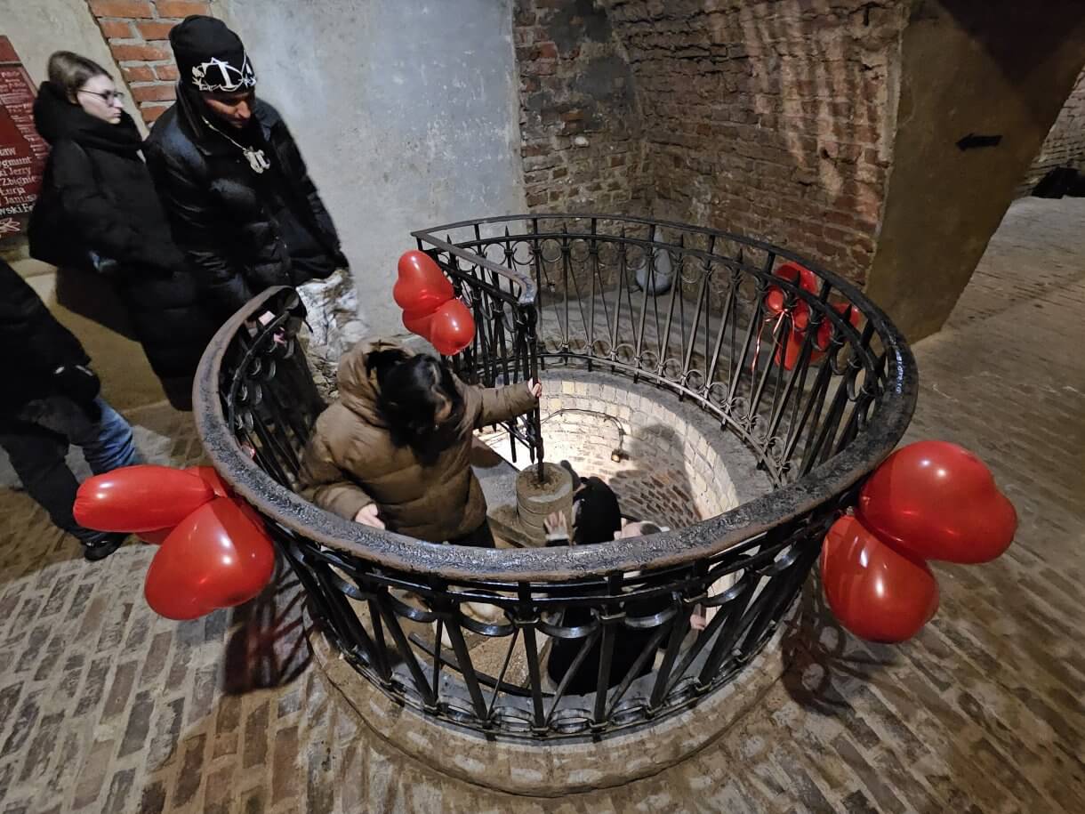 Walentynkowa akcja „Zakochani w Podziemiach i nie tylko…” organizowana przez Centrum Kultury i Promocji w Jarosławiu dobiegła końca. 15 i 16 lutego uczestnicy, pełni romantyzmu i miłości do naszego pięknego miasta, mieli wyjątkową okazję zwiedzać Podziemną Trasę Turystyczną im. prof. Feliksa Zalewskiego, odkrywając tajemnice Podziemi Jarosławskich oraz zobaczyć Salę Ślubów, gdzie zakochani przysięgają sobie miłość. Dodatkową atrakcją była wspinaczka na romantycznie wystrojoną wieżę ratusza. Z jej szczytu roztaczał się zapierający dech widok, stanowiący idealne tło do wspólnego zdjęcia. Podczas wydarzenia odbywały się także spacery po Jarosławiu. Zaznajamiały one z miłością i życiem par związanych z miastem – związkami, które pozostawiły trwały ślad w historii Jarosławia. Dziękujemy wszystkim, którzy wzięli udział w naszych walentynkowych obchodach i zapraszamy na kolejne wydarzenia organizowane przez Centrum Kultury i Promocji w Jarosławiu.