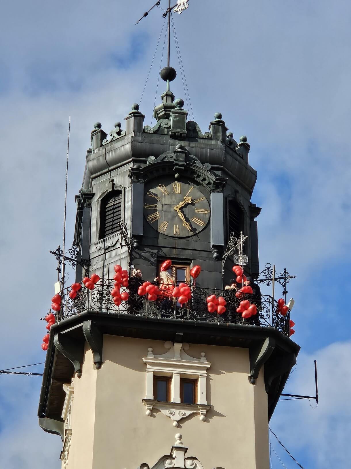 Walentynkowa akcja „Zakochani w Podziemiach i nie tylko…” organizowana przez Centrum Kultury i Promocji w Jarosławiu dobiegła końca. 15 i 16 lutego uczestnicy, pełni romantyzmu i miłości do naszego pięknego miasta, mieli wyjątkową okazję zwiedzać Podziemną Trasę Turystyczną im. prof. Feliksa Zalewskiego, odkrywając tajemnice Podziemi Jarosławskich oraz zobaczyć Salę Ślubów, gdzie zakochani przysięgają sobie miłość. Dodatkową atrakcją była wspinaczka na romantycznie wystrojoną wieżę ratusza. Z jej szczytu roztaczał się zapierający dech widok, stanowiący idealne tło do wspólnego zdjęcia. Podczas wydarzenia odbywały się także spacery po Jarosławiu. Zaznajamiały one z miłością i życiem par związanych z miastem – związkami, które pozostawiły trwały ślad w historii Jarosławia. Dziękujemy wszystkim, którzy wzięli udział w naszych walentynkowych obchodach i zapraszamy na kolejne wydarzenia organizowane przez Centrum Kultury i Promocji w Jarosławiu.