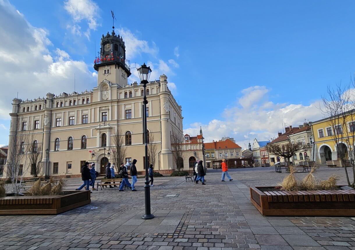 Walentynkowa akcja „Zakochani w Podziemiach i nie tylko…” organizowana przez Centrum Kultury i Promocji w Jarosławiu dobiegła końca. 15 i 16 lutego uczestnicy, pełni romantyzmu i miłości do naszego pięknego miasta, mieli wyjątkową okazję zwiedzać Podziemną Trasę Turystyczną im. prof. Feliksa Zalewskiego, odkrywając tajemnice Podziemi Jarosławskich oraz zobaczyć Salę Ślubów, gdzie zakochani przysięgają sobie miłość. Dodatkową atrakcją była wspinaczka na romantycznie wystrojoną wieżę ratusza. Z jej szczytu roztaczał się zapierający dech widok, stanowiący idealne tło do wspólnego zdjęcia. Podczas wydarzenia odbywały się także spacery po Jarosławiu. Zaznajamiały one z miłością i życiem par związanych z miastem – związkami, które pozostawiły trwały ślad w historii Jarosławia. Dziękujemy wszystkim, którzy wzięli udział w naszych walentynkowych obchodach i zapraszamy na kolejne wydarzenia organizowane przez Centrum Kultury i Promocji w Jarosławiu.