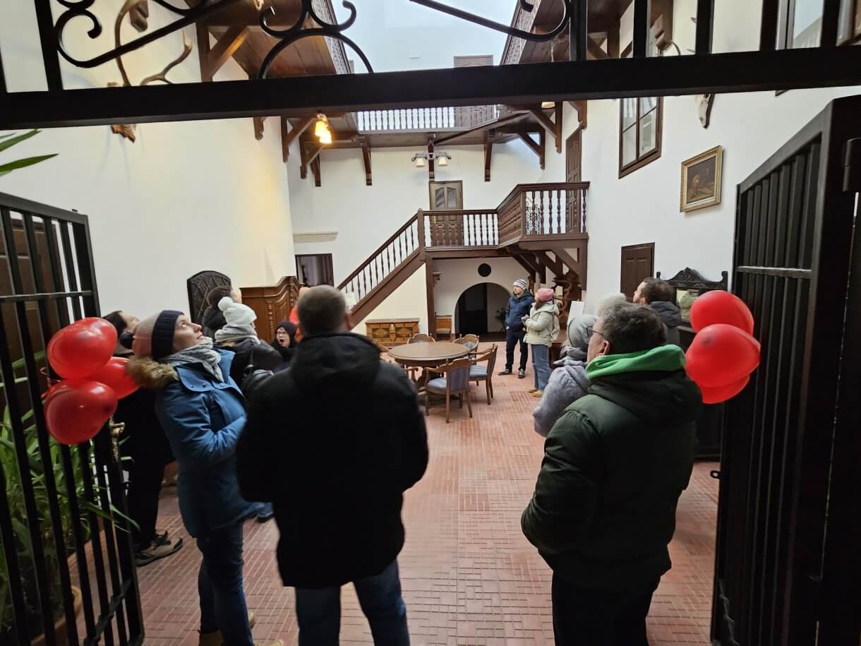 Walentynkowa akcja „Zakochani w Podziemiach i nie tylko…” organizowana przez Centrum Kultury i Promocji w Jarosławiu dobiegła końca. 15 i 16 lutego uczestnicy, pełni romantyzmu i miłości do naszego pięknego miasta, mieli wyjątkową okazję zwiedzać Podziemną Trasę Turystyczną im. prof. Feliksa Zalewskiego, odkrywając tajemnice Podziemi Jarosławskich oraz zobaczyć Salę Ślubów, gdzie zakochani przysięgają sobie miłość. Dodatkową atrakcją była wspinaczka na romantycznie wystrojoną wieżę ratusza. Z jej szczytu roztaczał się zapierający dech widok, stanowiący idealne tło do wspólnego zdjęcia. Podczas wydarzenia odbywały się także spacery po Jarosławiu. Zaznajamiały one z miłością i życiem par związanych z miastem – związkami, które pozostawiły trwały ślad w historii Jarosławia. Dziękujemy wszystkim, którzy wzięli udział w naszych walentynkowych obchodach i zapraszamy na kolejne wydarzenia organizowane przez Centrum Kultury i Promocji w Jarosławiu.