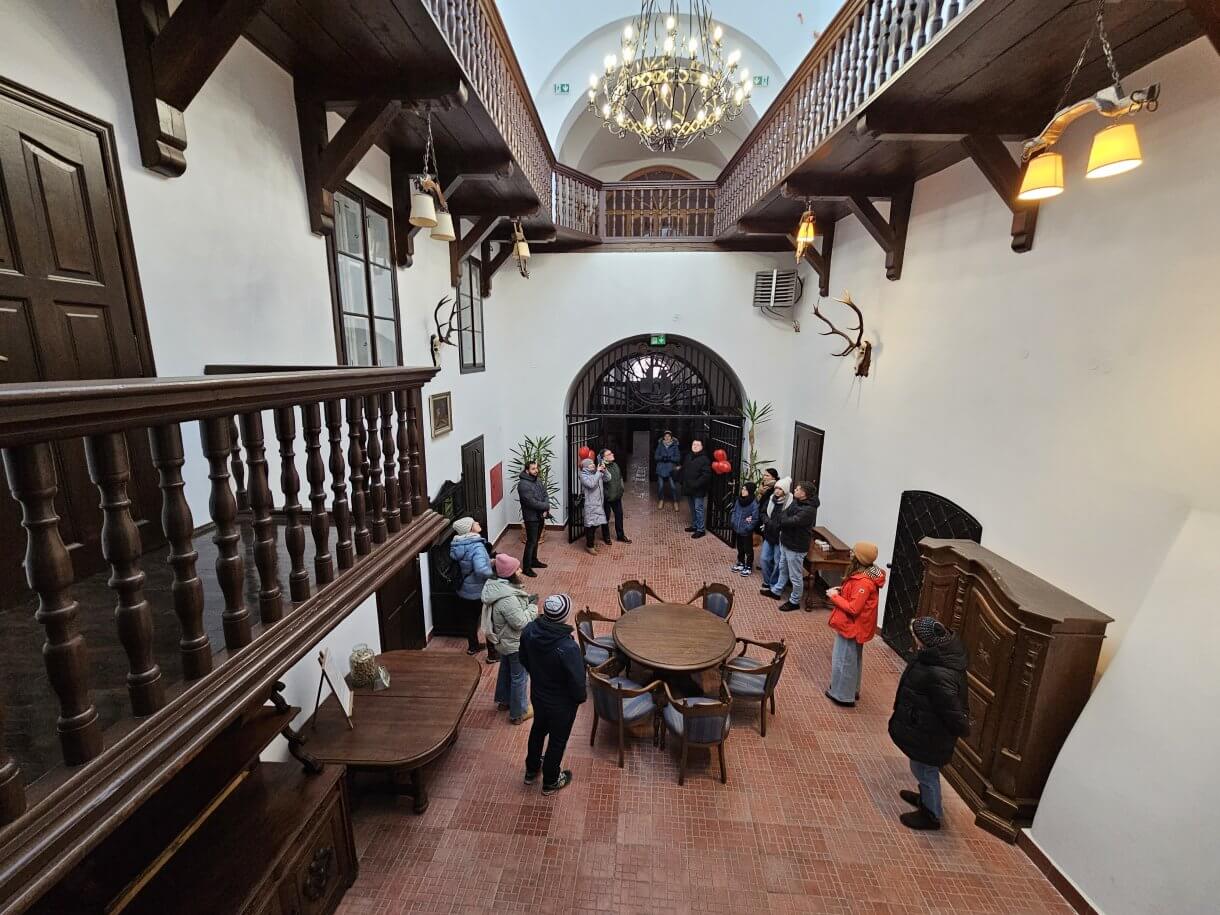 Walentynkowa akcja „Zakochani w Podziemiach i nie tylko…” organizowana przez Centrum Kultury i Promocji w Jarosławiu dobiegła końca. 15 i 16 lutego uczestnicy, pełni romantyzmu i miłości do naszego pięknego miasta, mieli wyjątkową okazję zwiedzać Podziemną Trasę Turystyczną im. prof. Feliksa Zalewskiego, odkrywając tajemnice Podziemi Jarosławskich oraz zobaczyć Salę Ślubów, gdzie zakochani przysięgają sobie miłość. Dodatkową atrakcją była wspinaczka na romantycznie wystrojoną wieżę ratusza. Z jej szczytu roztaczał się zapierający dech widok, stanowiący idealne tło do wspólnego zdjęcia. Podczas wydarzenia odbywały się także spacery po Jarosławiu. Zaznajamiały one z miłością i życiem par związanych z miastem – związkami, które pozostawiły trwały ślad w historii Jarosławia. Dziękujemy wszystkim, którzy wzięli udział w naszych walentynkowych obchodach i zapraszamy na kolejne wydarzenia organizowane przez Centrum Kultury i Promocji w Jarosławiu.