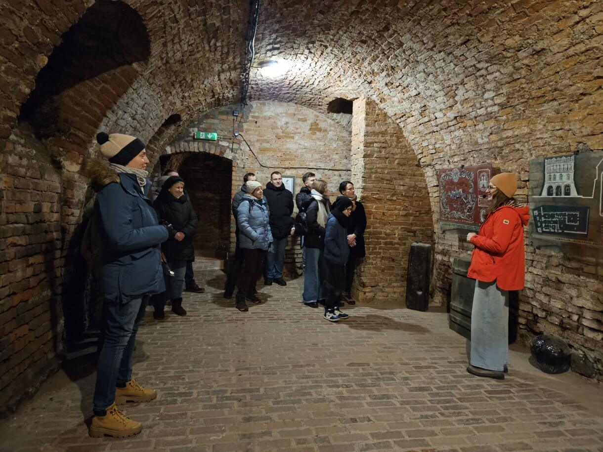 Walentynkowa akcja „Zakochani w Podziemiach i nie tylko…” organizowana przez Centrum Kultury i Promocji w Jarosławiu dobiegła końca. 15 i 16 lutego uczestnicy, pełni romantyzmu i miłości do naszego pięknego miasta, mieli wyjątkową okazję zwiedzać Podziemną Trasę Turystyczną im. prof. Feliksa Zalewskiego, odkrywając tajemnice Podziemi Jarosławskich oraz zobaczyć Salę Ślubów, gdzie zakochani przysięgają sobie miłość. Dodatkową atrakcją była wspinaczka na romantycznie wystrojoną wieżę ratusza. Z jej szczytu roztaczał się zapierający dech widok, stanowiący idealne tło do wspólnego zdjęcia. Podczas wydarzenia odbywały się także spacery po Jarosławiu. Zaznajamiały one z miłością i życiem par związanych z miastem – związkami, które pozostawiły trwały ślad w historii Jarosławia. Dziękujemy wszystkim, którzy wzięli udział w naszych walentynkowych obchodach i zapraszamy na kolejne wydarzenia organizowane przez Centrum Kultury i Promocji w Jarosławiu.