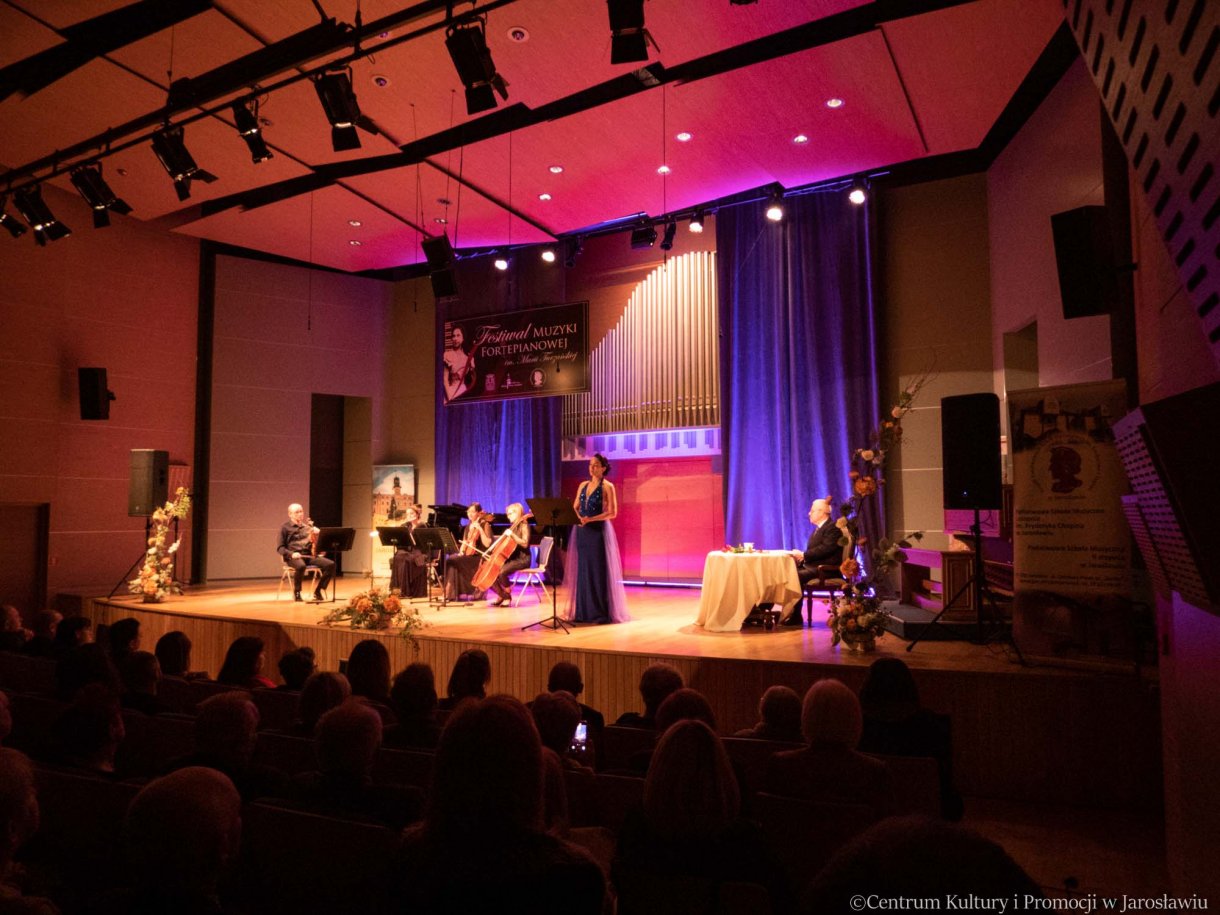 Festiwal Muzyki Fortepianowej im. Marii Turzańskiej / artyści: Renata Johnson-Wojtowicz i Rafał Barmiński oraz orkiestra kameralna / widok ogólny z publiczności