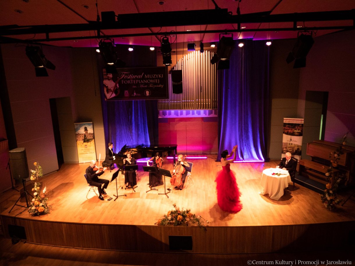 Festiwal Muzyki Fortepianowej im. Marii Turzańskiej / artyści: Renata Johnson-Wojtowicz i orkiestra kameralna