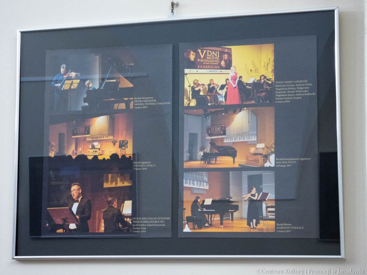 pamiątkowe zdjęcia na ścianie galerii