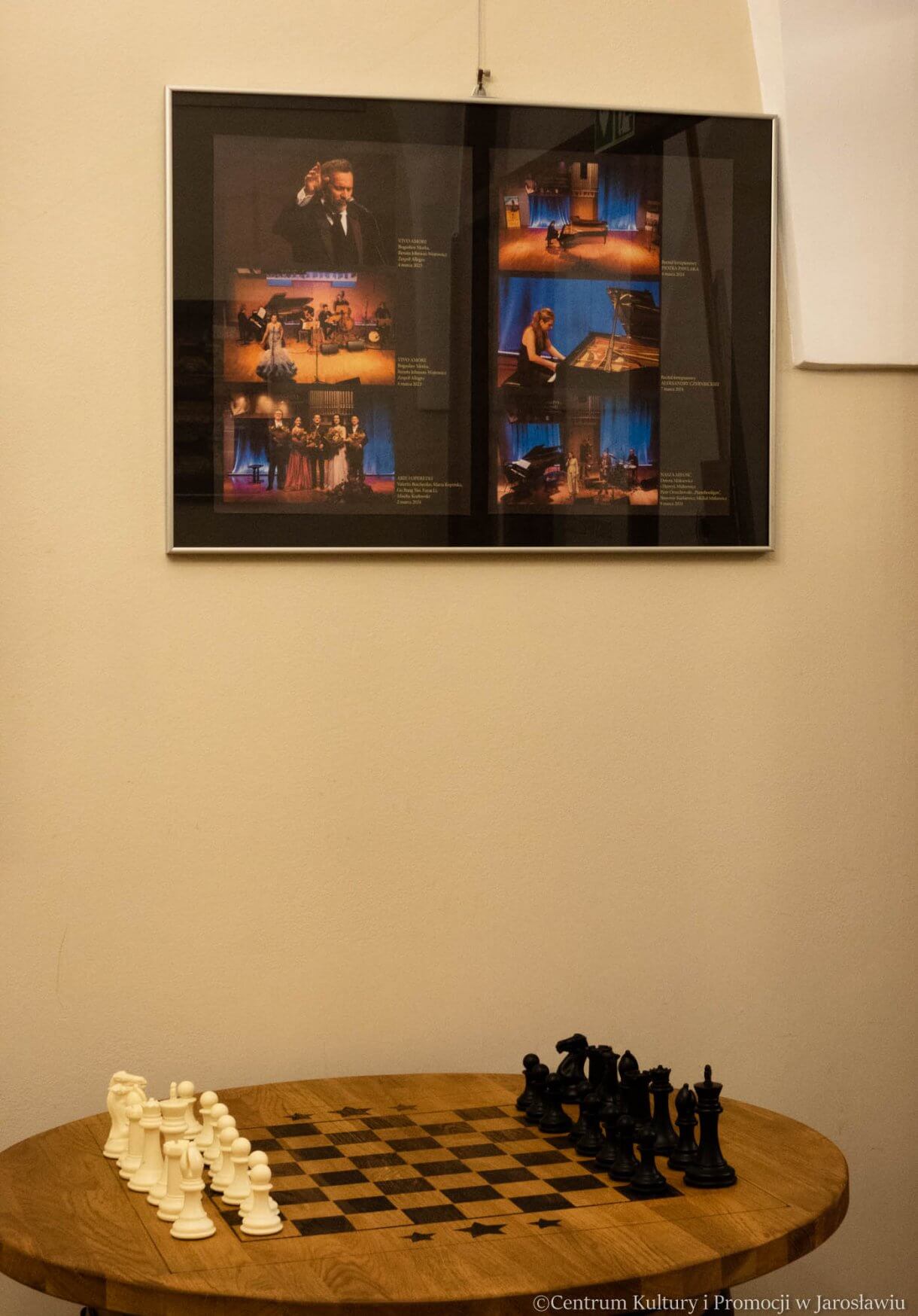 pamiątkowe zdjęcia na ścianie galerii