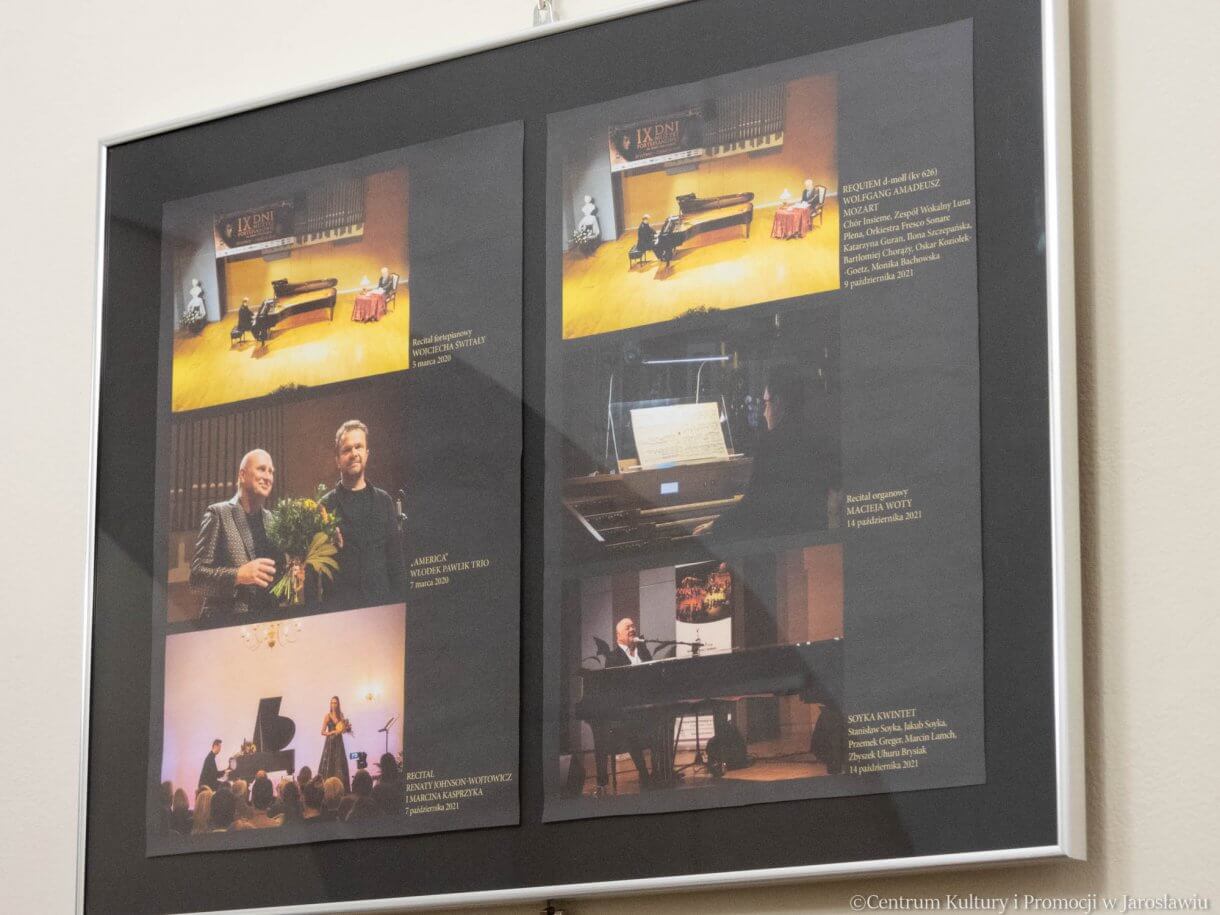 pamiątkowe zdjęcia na ścianie galerii