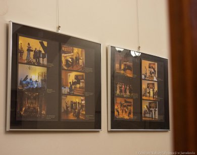 Galeria w Holu – wystawa towarzysząca Festiwalowi Muzyki Fortepianowej pamiątkowe zdjęcia na ścianie galerii