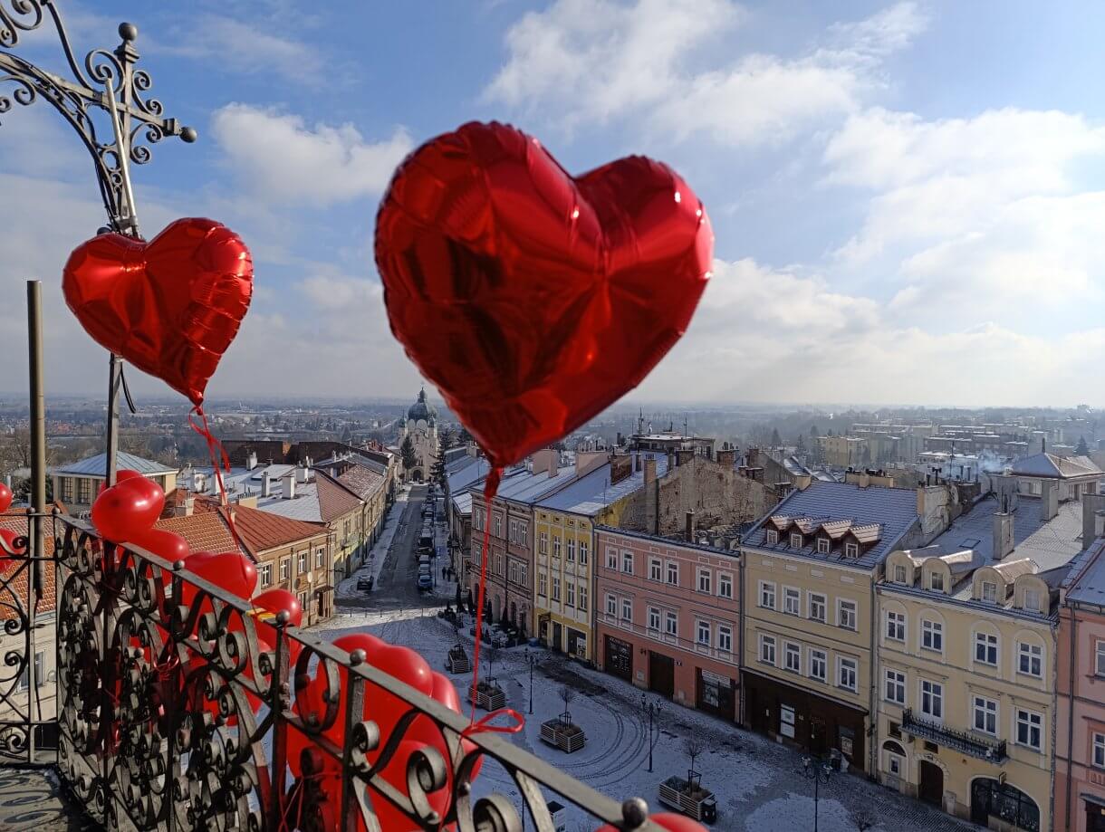 Walentynkowa akcja „Zakochani w Podziemiach i nie tylko…” organizowana przez Centrum Kultury i Promocji w Jarosławiu dobiegła końca. 15 i 16 lutego uczestnicy, pełni romantyzmu i miłości do naszego pięknego miasta, mieli wyjątkową okazję zwiedzać Podziemną Trasę Turystyczną im. prof. Feliksa Zalewskiego, odkrywając tajemnice Podziemi Jarosławskich oraz zobaczyć Salę Ślubów, gdzie zakochani przysięgają sobie miłość. Dodatkową atrakcją była wspinaczka na romantycznie wystrojoną wieżę ratusza. Z jej szczytu roztaczał się zapierający dech widok, stanowiący idealne tło do wspólnego zdjęcia. Podczas wydarzenia odbywały się także spacery po Jarosławiu. Zaznajamiały one z miłością i życiem par związanych z miastem – związkami, które pozostawiły trwały ślad w historii Jarosławia. Dziękujemy wszystkim, którzy wzięli udział w naszych walentynkowych obchodach i zapraszamy na kolejne wydarzenia organizowane przez Centrum Kultury i Promocji w Jarosławiu.