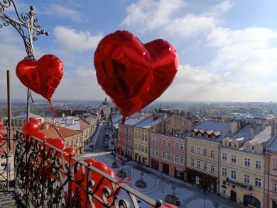 „Zakochani w Podziemiach i nie tylko…” Walentynkowa akcja „Zakochani w Podziemiach i nie tylko…” organizowana przez Centrum Kultury i Promocji w Jarosławiu dobiegła końca. 15 i 16 lutego uczestnicy, pełni romantyzmu i miłości do naszego pięknego miasta, mieli wyjątkową okazję zwiedzać Podziemną Trasę Turystyczną im. prof. Feliksa Zalewskiego, odkrywając tajemnice Podziemi Jarosławskich oraz zobaczyć Salę Ślubów, gdzie zakochani przysięgają sobie miłość. Dodatkową atrakcją była wspinaczka na romantycznie wystrojoną wieżę ratusza. Z jej szczytu roztaczał się zapierający dech widok, stanowiący idealne tło do wspólnego zdjęcia. Podczas wydarzenia odbywały się także spacery po Jarosławiu. Zaznajamiały one z miłością i życiem par związanych z miastem – związkami, które pozostawiły trwały ślad w historii Jarosławia. Dziękujemy wszystkim, którzy wzięli udział w naszych walentynkowych obchodach i zapraszamy na kolejne wydarzenia organizowane przez Centrum Kultury i Promocji w Jarosławiu.