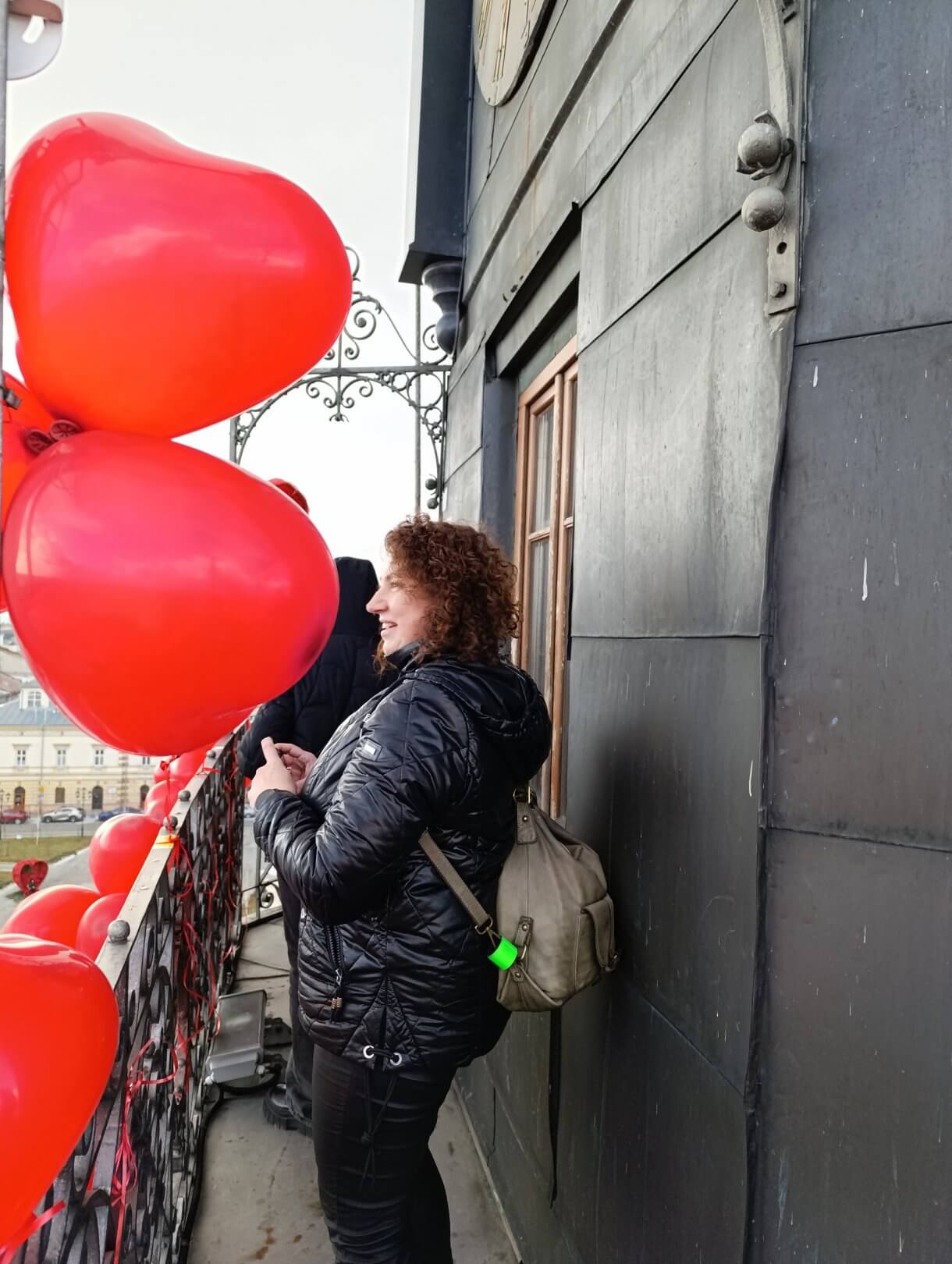 Walentynkowa akcja „Zakochani w Podziemiach i nie tylko…” organizowana przez Centrum Kultury i Promocji w Jarosławiu dobiegła końca. 15 i 16 lutego uczestnicy, pełni romantyzmu i miłości do naszego pięknego miasta, mieli wyjątkową okazję zwiedzać Podziemną Trasę Turystyczną im. prof. Feliksa Zalewskiego, odkrywając tajemnice Podziemi Jarosławskich oraz zobaczyć Salę Ślubów, gdzie zakochani przysięgają sobie miłość. Dodatkową atrakcją była wspinaczka na romantycznie wystrojoną wieżę ratusza. Z jej szczytu roztaczał się zapierający dech widok, stanowiący idealne tło do wspólnego zdjęcia. Podczas wydarzenia odbywały się także spacery po Jarosławiu. Zaznajamiały one z miłością i życiem par związanych z miastem – związkami, które pozostawiły trwały ślad w historii Jarosławia. Dziękujemy wszystkim, którzy wzięli udział w naszych walentynkowych obchodach i zapraszamy na kolejne wydarzenia organizowane przez Centrum Kultury i Promocji w Jarosławiu.