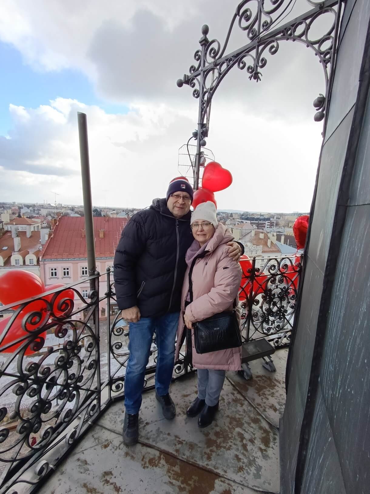 Walentynkowa akcja „Zakochani w Podziemiach i nie tylko…” organizowana przez Centrum Kultury i Promocji w Jarosławiu dobiegła końca. 15 i 16 lutego uczestnicy, pełni romantyzmu i miłości do naszego pięknego miasta, mieli wyjątkową okazję zwiedzać Podziemną Trasę Turystyczną im. prof. Feliksa Zalewskiego, odkrywając tajemnice Podziemi Jarosławskich oraz zobaczyć Salę Ślubów, gdzie zakochani przysięgają sobie miłość. Dodatkową atrakcją była wspinaczka na romantycznie wystrojoną wieżę ratusza. Z jej szczytu roztaczał się zapierający dech widok, stanowiący idealne tło do wspólnego zdjęcia. Podczas wydarzenia odbywały się także spacery po Jarosławiu. Zaznajamiały one z miłością i życiem par związanych z miastem – związkami, które pozostawiły trwały ślad w historii Jarosławia. Dziękujemy wszystkim, którzy wzięli udział w naszych walentynkowych obchodach i zapraszamy na kolejne wydarzenia organizowane przez Centrum Kultury i Promocji w Jarosławiu.