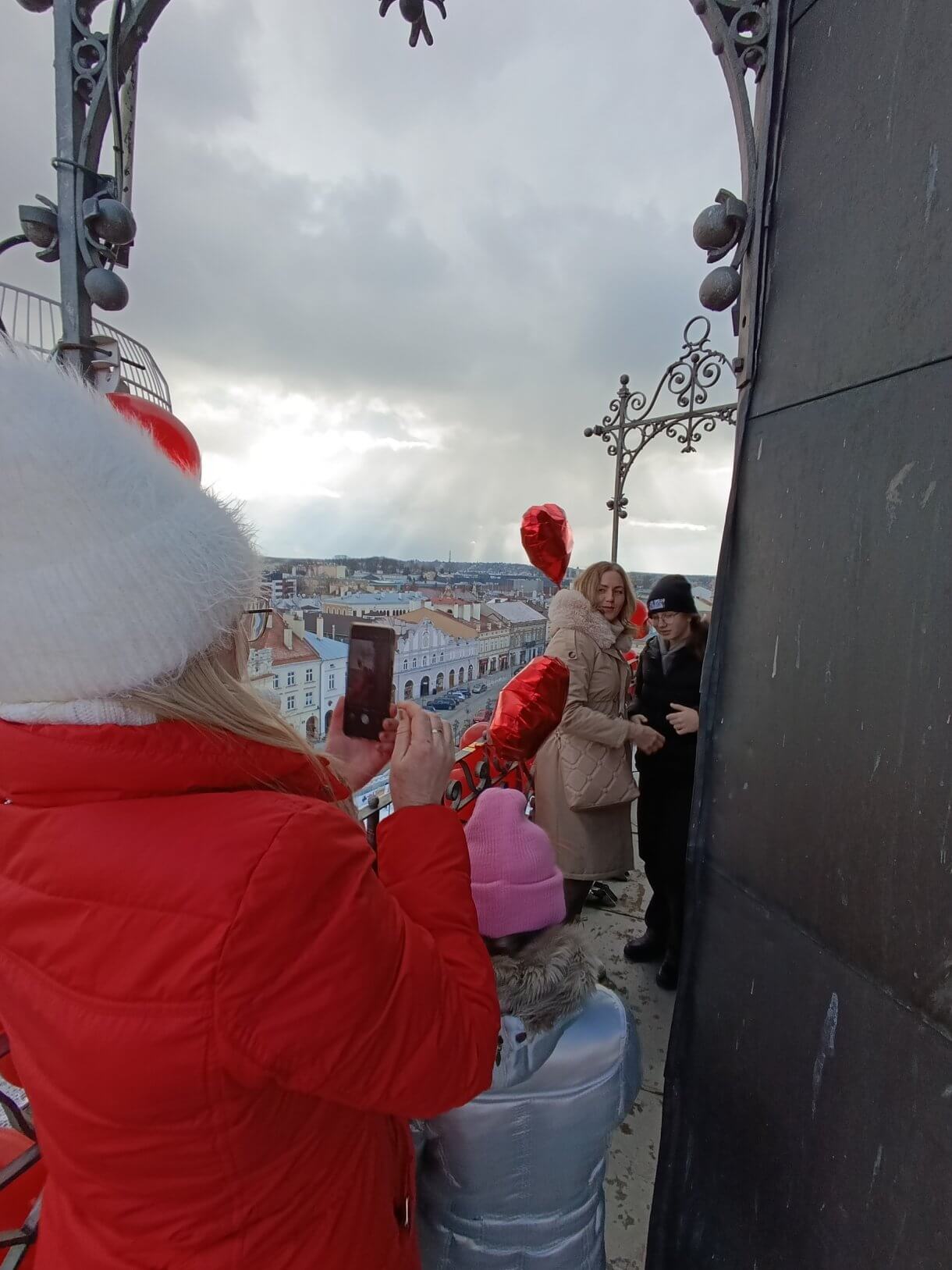 Walentynkowa akcja „Zakochani w Podziemiach i nie tylko…” organizowana przez Centrum Kultury i Promocji w Jarosławiu dobiegła końca. 15 i 16 lutego uczestnicy, pełni romantyzmu i miłości do naszego pięknego miasta, mieli wyjątkową okazję zwiedzać Podziemną Trasę Turystyczną im. prof. Feliksa Zalewskiego, odkrywając tajemnice Podziemi Jarosławskich oraz zobaczyć Salę Ślubów, gdzie zakochani przysięgają sobie miłość. Dodatkową atrakcją była wspinaczka na romantycznie wystrojoną wieżę ratusza. Z jej szczytu roztaczał się zapierający dech widok, stanowiący idealne tło do wspólnego zdjęcia. Podczas wydarzenia odbywały się także spacery po Jarosławiu. Zaznajamiały one z miłością i życiem par związanych z miastem – związkami, które pozostawiły trwały ślad w historii Jarosławia. Dziękujemy wszystkim, którzy wzięli udział w naszych walentynkowych obchodach i zapraszamy na kolejne wydarzenia organizowane przez Centrum Kultury i Promocji w Jarosławiu.