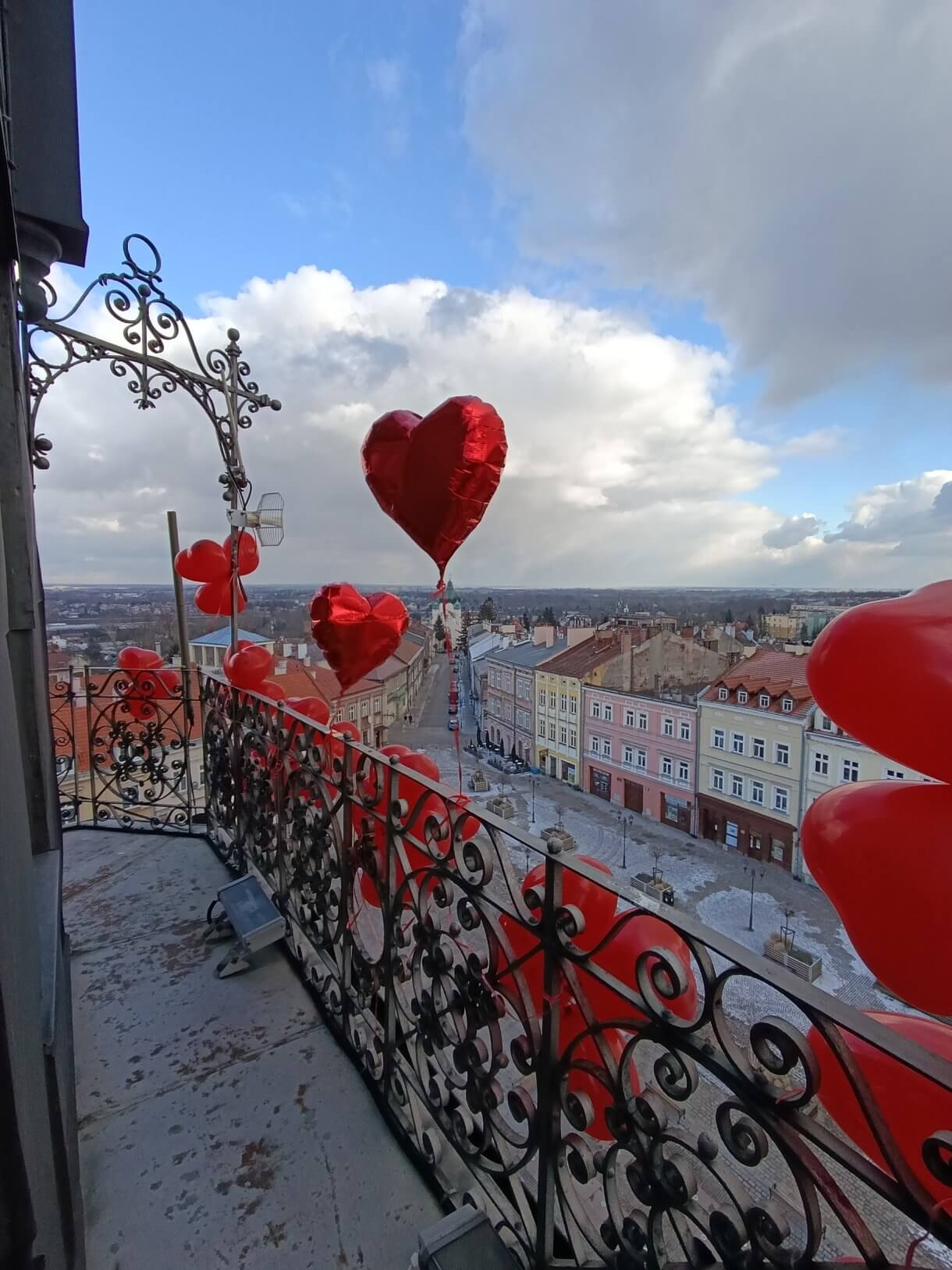 Walentynkowa akcja „Zakochani w Podziemiach i nie tylko…” organizowana przez Centrum Kultury i Promocji w Jarosławiu dobiegła końca. 15 i 16 lutego uczestnicy, pełni romantyzmu i miłości do naszego pięknego miasta, mieli wyjątkową okazję zwiedzać Podziemną Trasę Turystyczną im. prof. Feliksa Zalewskiego, odkrywając tajemnice Podziemi Jarosławskich oraz zobaczyć Salę Ślubów, gdzie zakochani przysięgają sobie miłość. Dodatkową atrakcją była wspinaczka na romantycznie wystrojoną wieżę ratusza. Z jej szczytu roztaczał się zapierający dech widok, stanowiący idealne tło do wspólnego zdjęcia. Podczas wydarzenia odbywały się także spacery po Jarosławiu. Zaznajamiały one z miłością i życiem par związanych z miastem – związkami, które pozostawiły trwały ślad w historii Jarosławia. Dziękujemy wszystkim, którzy wzięli udział w naszych walentynkowych obchodach i zapraszamy na kolejne wydarzenia organizowane przez Centrum Kultury i Promocji w Jarosławiu.