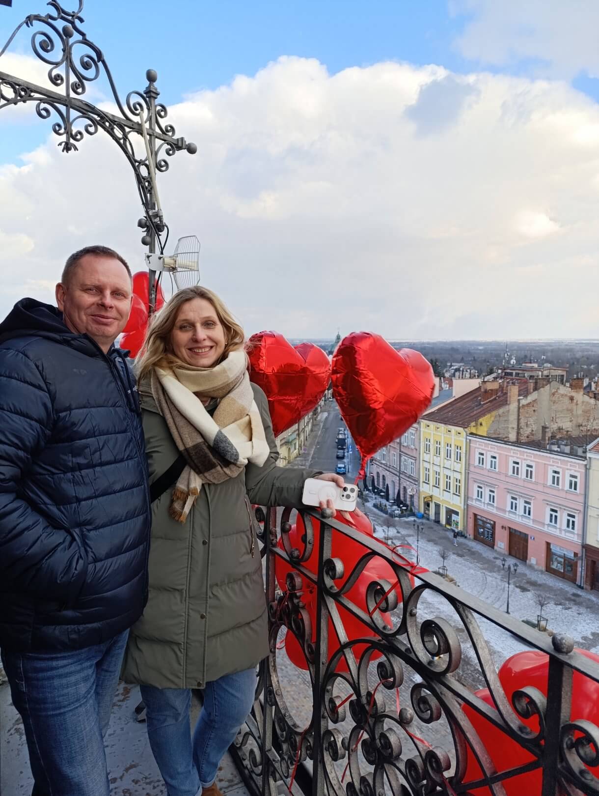 Walentynkowa akcja „Zakochani w Podziemiach i nie tylko…” organizowana przez Centrum Kultury i Promocji w Jarosławiu dobiegła końca. 15 i 16 lutego uczestnicy, pełni romantyzmu i miłości do naszego pięknego miasta, mieli wyjątkową okazję zwiedzać Podziemną Trasę Turystyczną im. prof. Feliksa Zalewskiego, odkrywając tajemnice Podziemi Jarosławskich oraz zobaczyć Salę Ślubów, gdzie zakochani przysięgają sobie miłość. Dodatkową atrakcją była wspinaczka na romantycznie wystrojoną wieżę ratusza. Z jej szczytu roztaczał się zapierający dech widok, stanowiący idealne tło do wspólnego zdjęcia. Podczas wydarzenia odbywały się także spacery po Jarosławiu. Zaznajamiały one z miłością i życiem par związanych z miastem – związkami, które pozostawiły trwały ślad w historii Jarosławia. Dziękujemy wszystkim, którzy wzięli udział w naszych walentynkowych obchodach i zapraszamy na kolejne wydarzenia organizowane przez Centrum Kultury i Promocji w Jarosławiu.