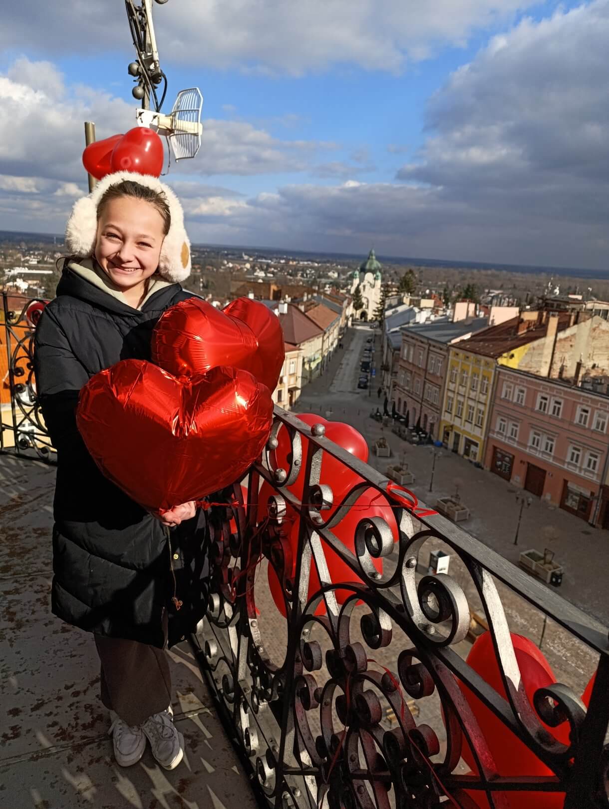 Walentynkowa akcja „Zakochani w Podziemiach i nie tylko…” organizowana przez Centrum Kultury i Promocji w Jarosławiu dobiegła końca. 15 i 16 lutego uczestnicy, pełni romantyzmu i miłości do naszego pięknego miasta, mieli wyjątkową okazję zwiedzać Podziemną Trasę Turystyczną im. prof. Feliksa Zalewskiego, odkrywając tajemnice Podziemi Jarosławskich oraz zobaczyć Salę Ślubów, gdzie zakochani przysięgają sobie miłość. Dodatkową atrakcją była wspinaczka na romantycznie wystrojoną wieżę ratusza. Z jej szczytu roztaczał się zapierający dech widok, stanowiący idealne tło do wspólnego zdjęcia. Podczas wydarzenia odbywały się także spacery po Jarosławiu. Zaznajamiały one z miłością i życiem par związanych z miastem – związkami, które pozostawiły trwały ślad w historii Jarosławia. Dziękujemy wszystkim, którzy wzięli udział w naszych walentynkowych obchodach i zapraszamy na kolejne wydarzenia organizowane przez Centrum Kultury i Promocji w Jarosławiu.