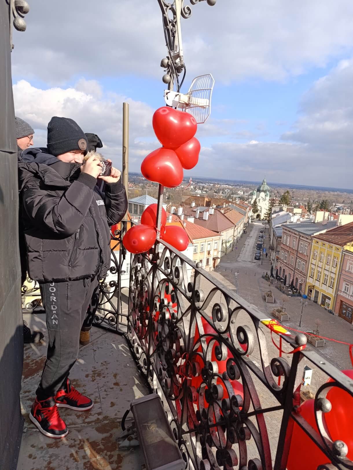 Walentynkowa akcja „Zakochani w Podziemiach i nie tylko…” organizowana przez Centrum Kultury i Promocji w Jarosławiu dobiegła końca. 15 i 16 lutego uczestnicy, pełni romantyzmu i miłości do naszego pięknego miasta, mieli wyjątkową okazję zwiedzać Podziemną Trasę Turystyczną im. prof. Feliksa Zalewskiego, odkrywając tajemnice Podziemi Jarosławskich oraz zobaczyć Salę Ślubów, gdzie zakochani przysięgają sobie miłość. Dodatkową atrakcją była wspinaczka na romantycznie wystrojoną wieżę ratusza. Z jej szczytu roztaczał się zapierający dech widok, stanowiący idealne tło do wspólnego zdjęcia. Podczas wydarzenia odbywały się także spacery po Jarosławiu. Zaznajamiały one z miłością i życiem par związanych z miastem – związkami, które pozostawiły trwały ślad w historii Jarosławia. Dziękujemy wszystkim, którzy wzięli udział w naszych walentynkowych obchodach i zapraszamy na kolejne wydarzenia organizowane przez Centrum Kultury i Promocji w Jarosławiu.
