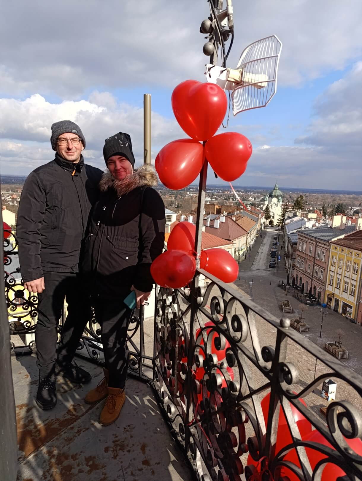 Walentynkowa akcja „Zakochani w Podziemiach i nie tylko…” organizowana przez Centrum Kultury i Promocji w Jarosławiu dobiegła końca. 15 i 16 lutego uczestnicy, pełni romantyzmu i miłości do naszego pięknego miasta, mieli wyjątkową okazję zwiedzać Podziemną Trasę Turystyczną im. prof. Feliksa Zalewskiego, odkrywając tajemnice Podziemi Jarosławskich oraz zobaczyć Salę Ślubów, gdzie zakochani przysięgają sobie miłość. Dodatkową atrakcją była wspinaczka na romantycznie wystrojoną wieżę ratusza. Z jej szczytu roztaczał się zapierający dech widok, stanowiący idealne tło do wspólnego zdjęcia. Podczas wydarzenia odbywały się także spacery po Jarosławiu. Zaznajamiały one z miłością i życiem par związanych z miastem – związkami, które pozostawiły trwały ślad w historii Jarosławia. Dziękujemy wszystkim, którzy wzięli udział w naszych walentynkowych obchodach i zapraszamy na kolejne wydarzenia organizowane przez Centrum Kultury i Promocji w Jarosławiu.