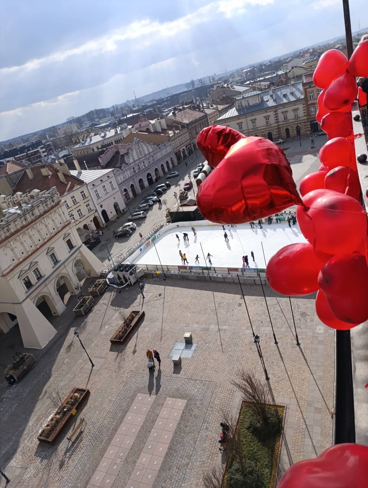 Walentynkowa akcja „Zakochani w Podziemiach i nie tylko…” organizowana przez Centrum Kultury i Promocji w Jarosławiu dobiegła końca. 15 i 16 lutego uczestnicy, pełni romantyzmu i miłości do naszego pięknego miasta, mieli wyjątkową okazję zwiedzać Podziemną Trasę Turystyczną im. prof. Feliksa Zalewskiego, odkrywając tajemnice Podziemi Jarosławskich oraz zobaczyć Salę Ślubów, gdzie zakochani przysięgają sobie miłość. Dodatkową atrakcją była wspinaczka na romantycznie wystrojoną wieżę ratusza. Z jej szczytu roztaczał się zapierający dech widok, stanowiący idealne tło do wspólnego zdjęcia. Podczas wydarzenia odbywały się także spacery po Jarosławiu. Zaznajamiały one z miłością i życiem par związanych z miastem – związkami, które pozostawiły trwały ślad w historii Jarosławia. Dziękujemy wszystkim, którzy wzięli udział w naszych walentynkowych obchodach i zapraszamy na kolejne wydarzenia organizowane przez Centrum Kultury i Promocji w Jarosławiu.