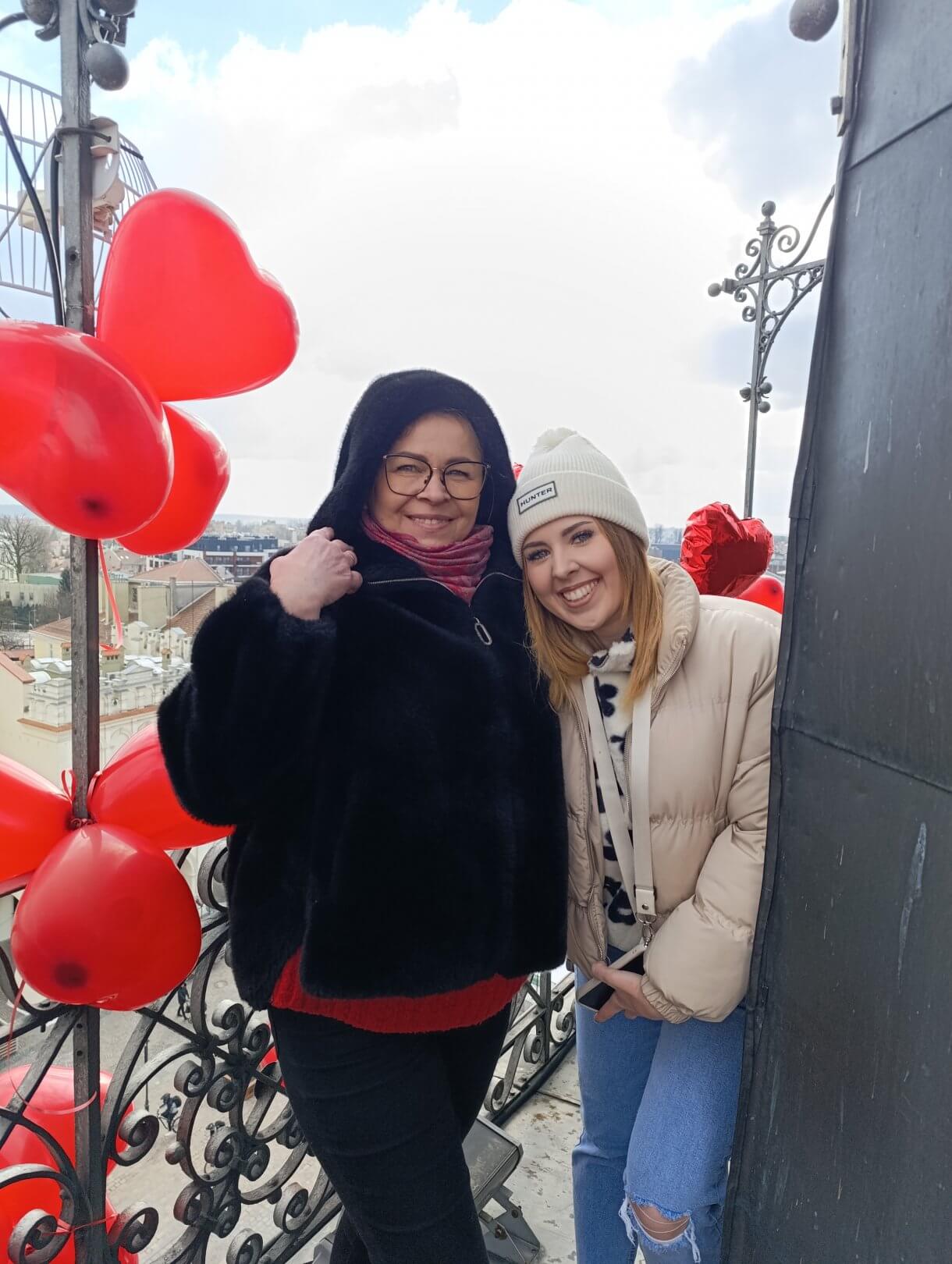 Walentynkowa akcja „Zakochani w Podziemiach i nie tylko…” organizowana przez Centrum Kultury i Promocji w Jarosławiu dobiegła końca. 15 i 16 lutego uczestnicy, pełni romantyzmu i miłości do naszego pięknego miasta, mieli wyjątkową okazję zwiedzać Podziemną Trasę Turystyczną im. prof. Feliksa Zalewskiego, odkrywając tajemnice Podziemi Jarosławskich oraz zobaczyć Salę Ślubów, gdzie zakochani przysięgają sobie miłość. Dodatkową atrakcją była wspinaczka na romantycznie wystrojoną wieżę ratusza. Z jej szczytu roztaczał się zapierający dech widok, stanowiący idealne tło do wspólnego zdjęcia. Podczas wydarzenia odbywały się także spacery po Jarosławiu. Zaznajamiały one z miłością i życiem par związanych z miastem – związkami, które pozostawiły trwały ślad w historii Jarosławia. Dziękujemy wszystkim, którzy wzięli udział w naszych walentynkowych obchodach i zapraszamy na kolejne wydarzenia organizowane przez Centrum Kultury i Promocji w Jarosławiu.