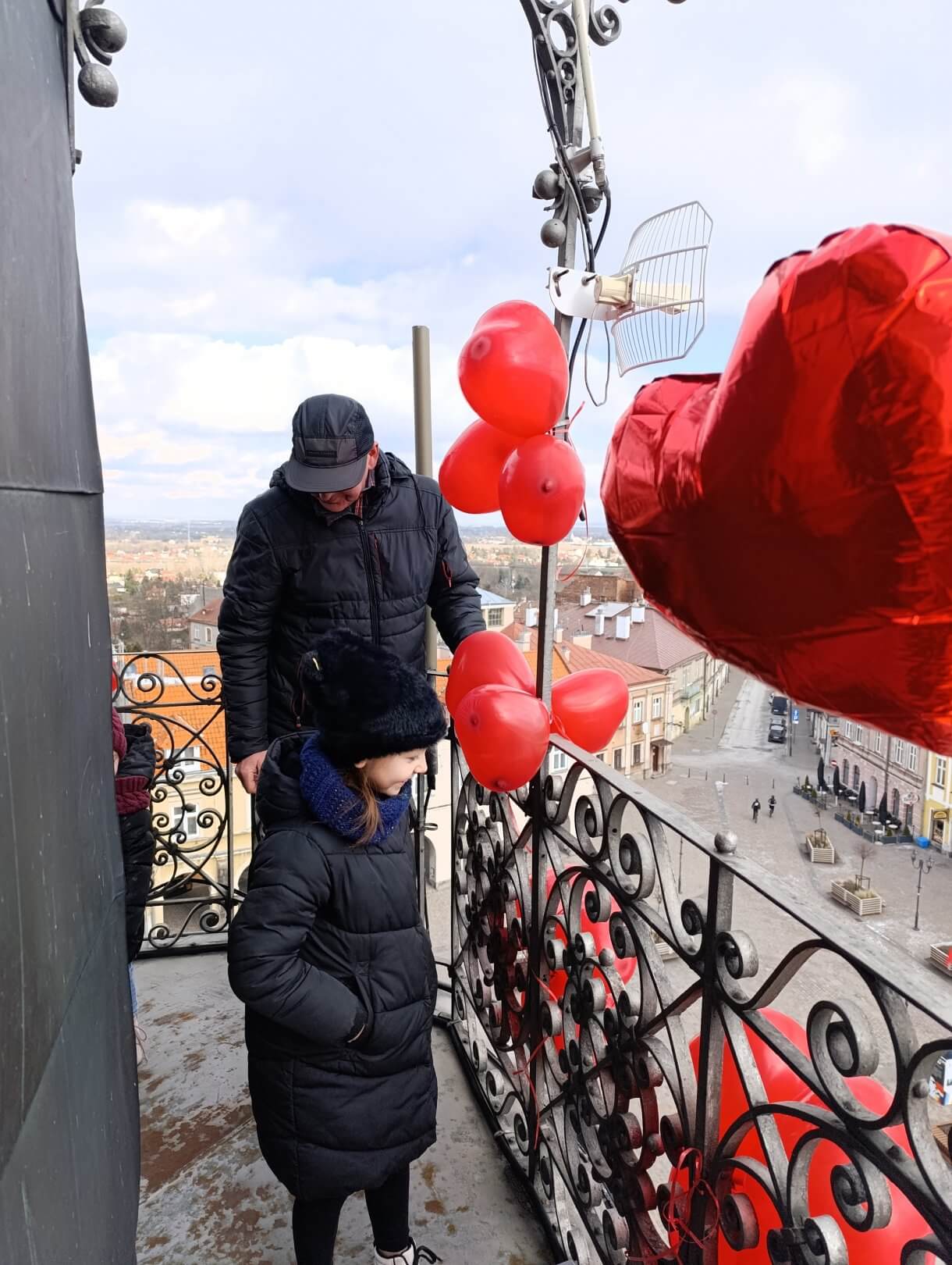 Walentynkowa akcja „Zakochani w Podziemiach i nie tylko…” organizowana przez Centrum Kultury i Promocji w Jarosławiu dobiegła końca. 15 i 16 lutego uczestnicy, pełni romantyzmu i miłości do naszego pięknego miasta, mieli wyjątkową okazję zwiedzać Podziemną Trasę Turystyczną im. prof. Feliksa Zalewskiego, odkrywając tajemnice Podziemi Jarosławskich oraz zobaczyć Salę Ślubów, gdzie zakochani przysięgają sobie miłość. Dodatkową atrakcją była wspinaczka na romantycznie wystrojoną wieżę ratusza. Z jej szczytu roztaczał się zapierający dech widok, stanowiący idealne tło do wspólnego zdjęcia. Podczas wydarzenia odbywały się także spacery po Jarosławiu. Zaznajamiały one z miłością i życiem par związanych z miastem – związkami, które pozostawiły trwały ślad w historii Jarosławia. Dziękujemy wszystkim, którzy wzięli udział w naszych walentynkowych obchodach i zapraszamy na kolejne wydarzenia organizowane przez Centrum Kultury i Promocji w Jarosławiu.