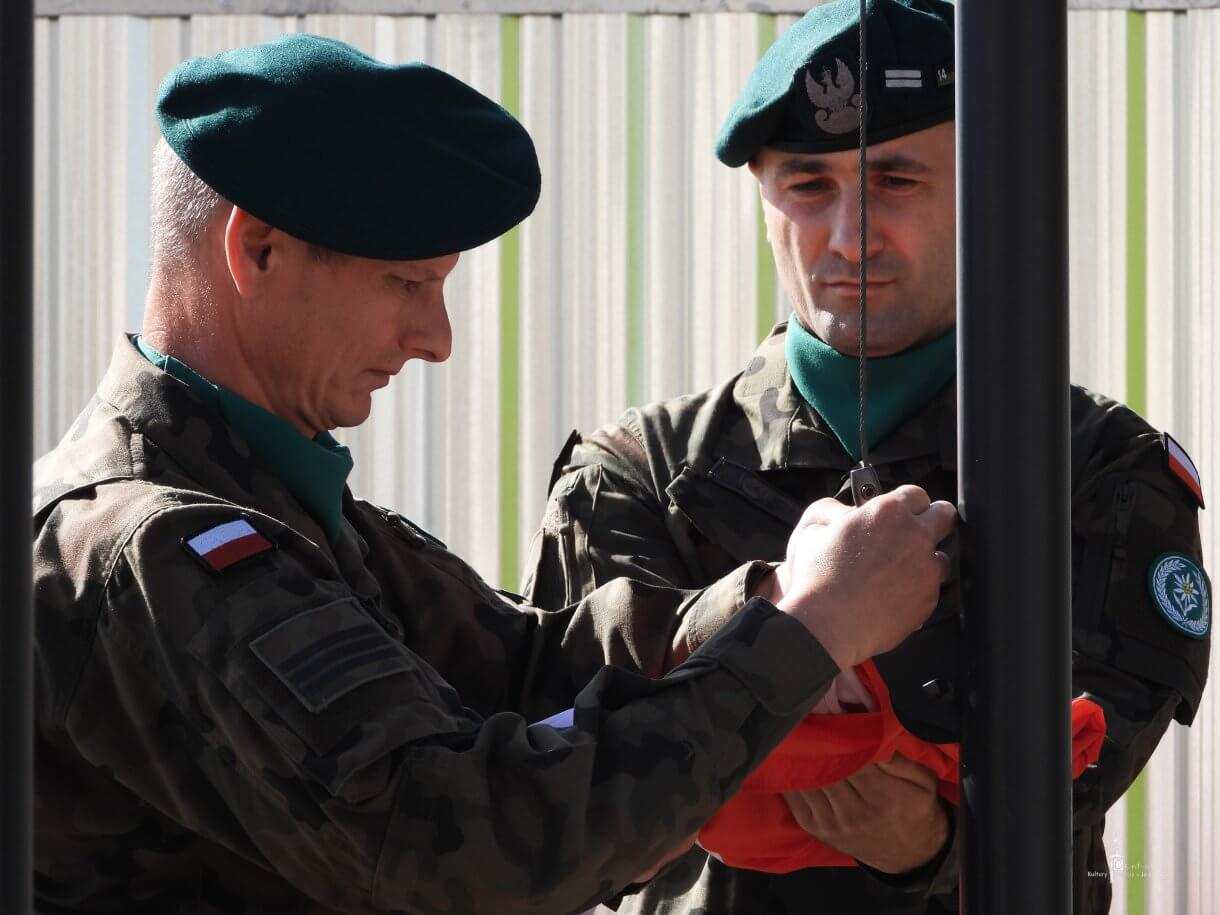 Dzień Flagi RP - podniesienie flagi na maszt