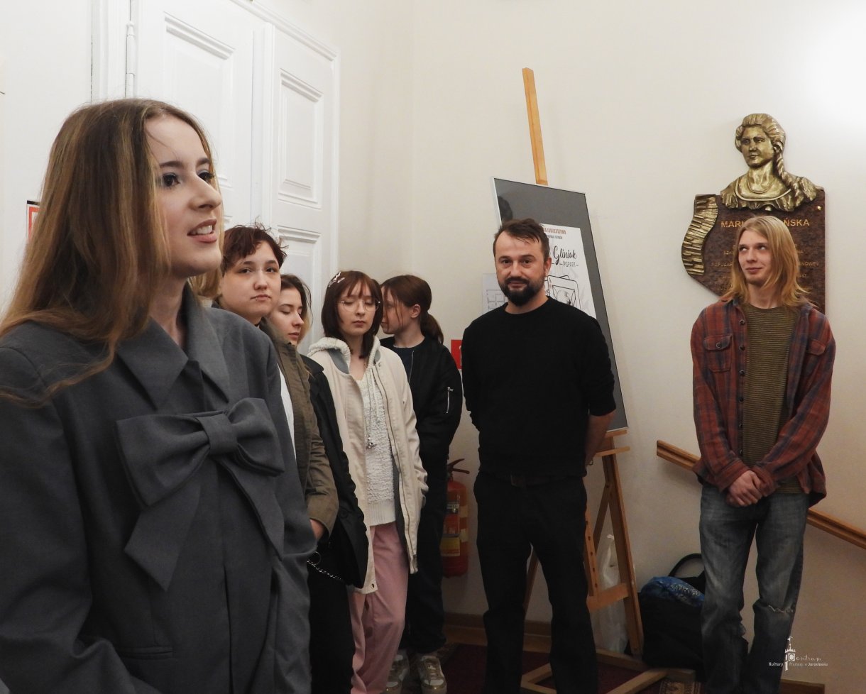 Magdalena Zatyka Wystawa prac uczennicy Państwowego Liceum Sztuk Plastycznych im. Stanisława Wyspiańskiego w Jarosławiu. - uczniowie oglądają wystawę