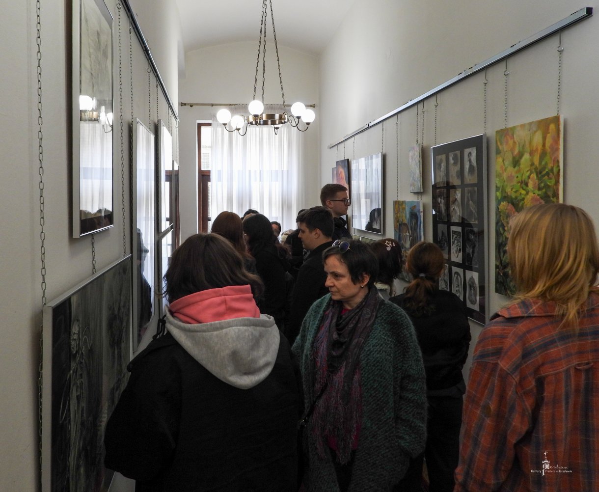 Magdalena Zatyka Wystawa prac uczennicy Państwowego Liceum Sztuk Plastycznych im. Stanisława Wyspiańskiego w Jarosławiu. - uczniowie oglądają wystawę