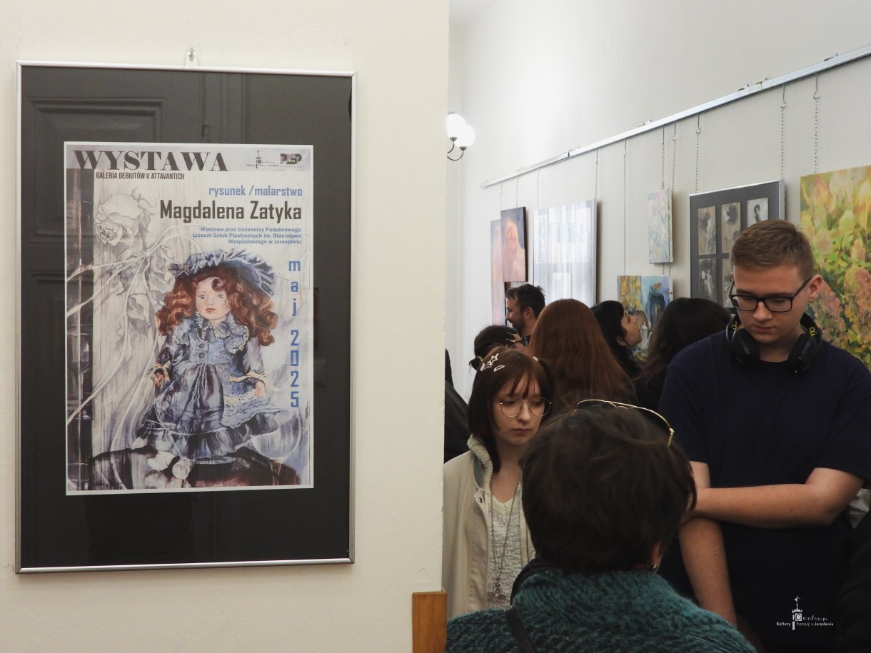 Magdalena Zatyka Wystawa prac uczennicy Państwowego Liceum Sztuk Plastycznych im. Stanisława Wyspiańskiego w Jarosławiu. - uczniowie oglądają wystawę