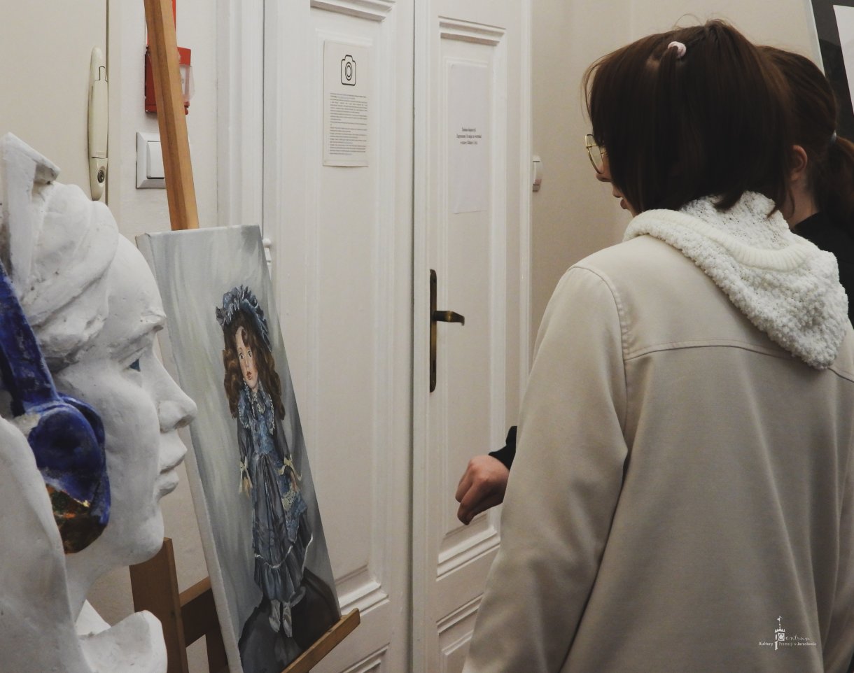 Magdalena Zatyka Wystawa prac uczennicy Państwowego Liceum Sztuk Plastycznych im. Stanisława Wyspiańskiego w Jarosławiu. - uczniowie oglądają wystawę