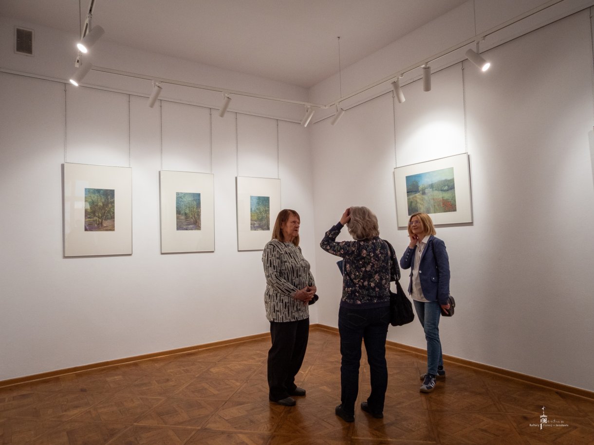 Wernisaż Elżbiety Czyż - uczestnicy podziwiają ekspozycję