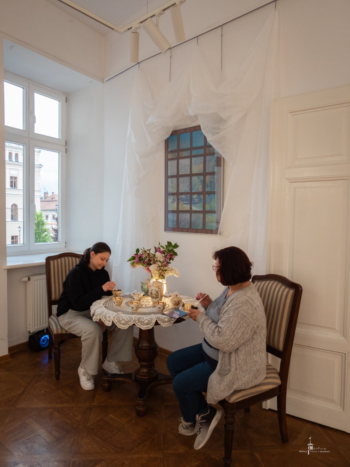 Wernisaż Elżbiety Czyż - uczestnicy podziwiają ekspozycję